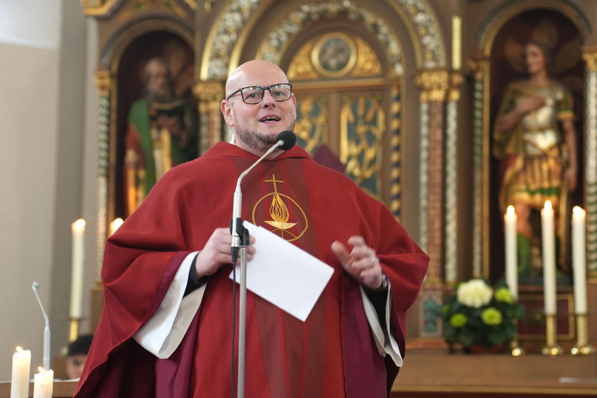 Pfarrer Kai Georg Quirin bedankte sich bei der Gemeinde für den kreativen Einsatz, mit dem sie über mehrere Jahre die Zeit der Kirchenschließung überbrückt hat.