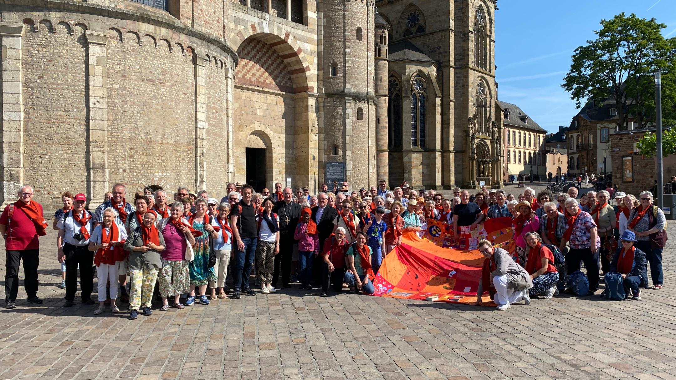 Die Martinspilgergruppe aus dem Bistum Rottenburg-Stuttgart vor dem Trierer Dom