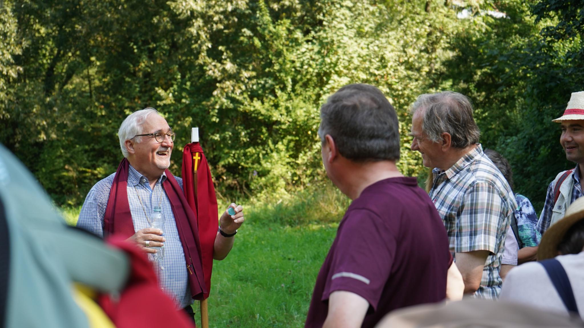 Pilgerwoche Martinusweg Hohenlohe-Franken, bei einer kurzen Trinkpause Plausch mit Bischof Dr. Gebhard Fürst (Archivfoto)