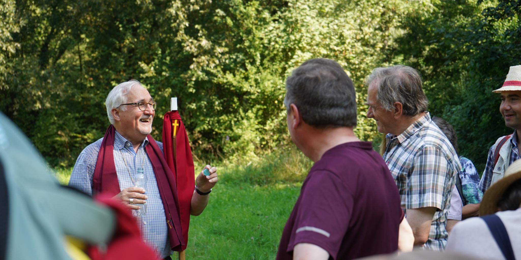 Pilgerwoche Martinusweg Hohenlohe-Franken, bei einer kurzen Trinkpause Plausch mit Bischof Dr. Gebhard Fürst (Archivfoto)