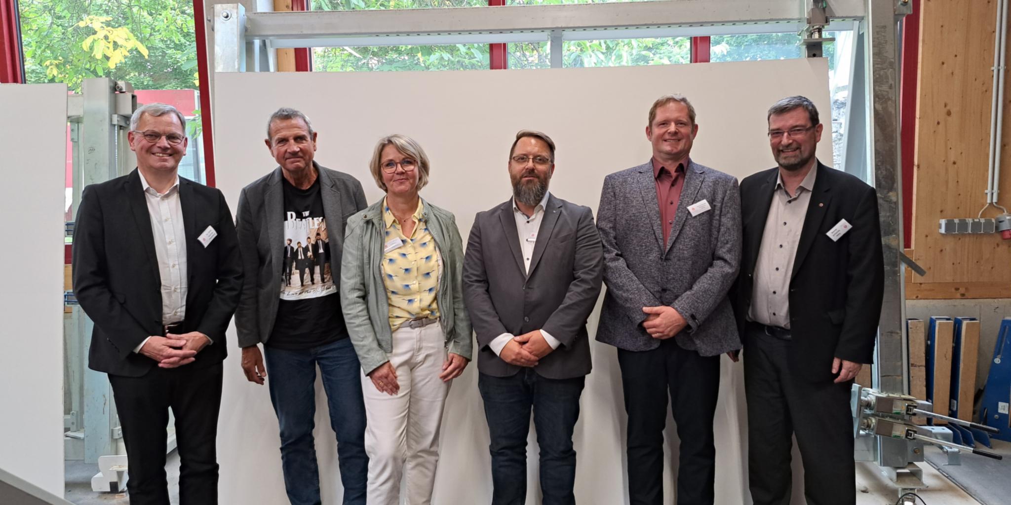 Vertreterinnen aus Kirche und Gesellschaft gratulieren der Einrichtung