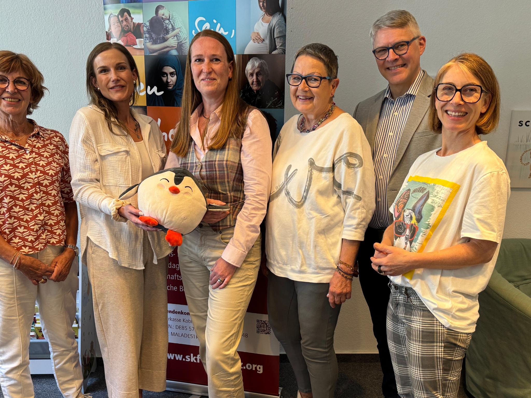 Von links: Petra Assenmacher (Vorsitzende SkF), Janine Stamm (Fachkraft Projekt Pinguin), Bettina Echtermeyer (Fachkraft Projekt Pinguin), Nora Salvadori (Vorsitzende Förderverein Frauenhaus), Björn Neureuter (Vorsitzender Förderverein Haus des Jugendrechts), Stefanie Coopmeiners (Geschäftsführerin SkF)