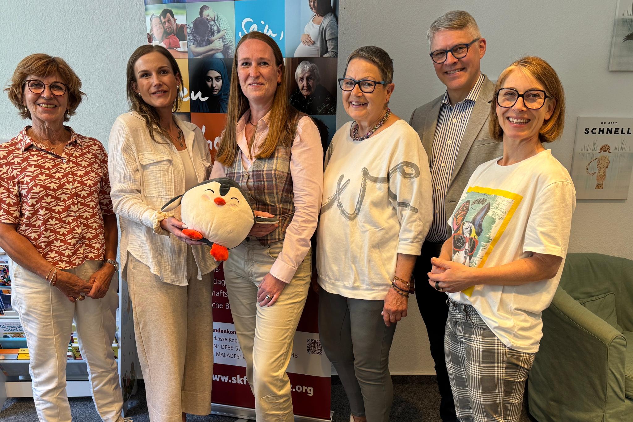 Von links: Petra Assenmacher (Vorsitzende SkF), Janine Stamm (Fachkraft Projekt Pinguin), Bettina Echtermeyer (Fachkraft Projekt Pinguin), Nora Salvadori (Vorsitzende Förderverein Frauenhaus), Björn Neureuter (Vorsitzender Förderverein Haus des Jugendrechts), Stefanie Coopmeiners (Geschäftsführerin SkF)