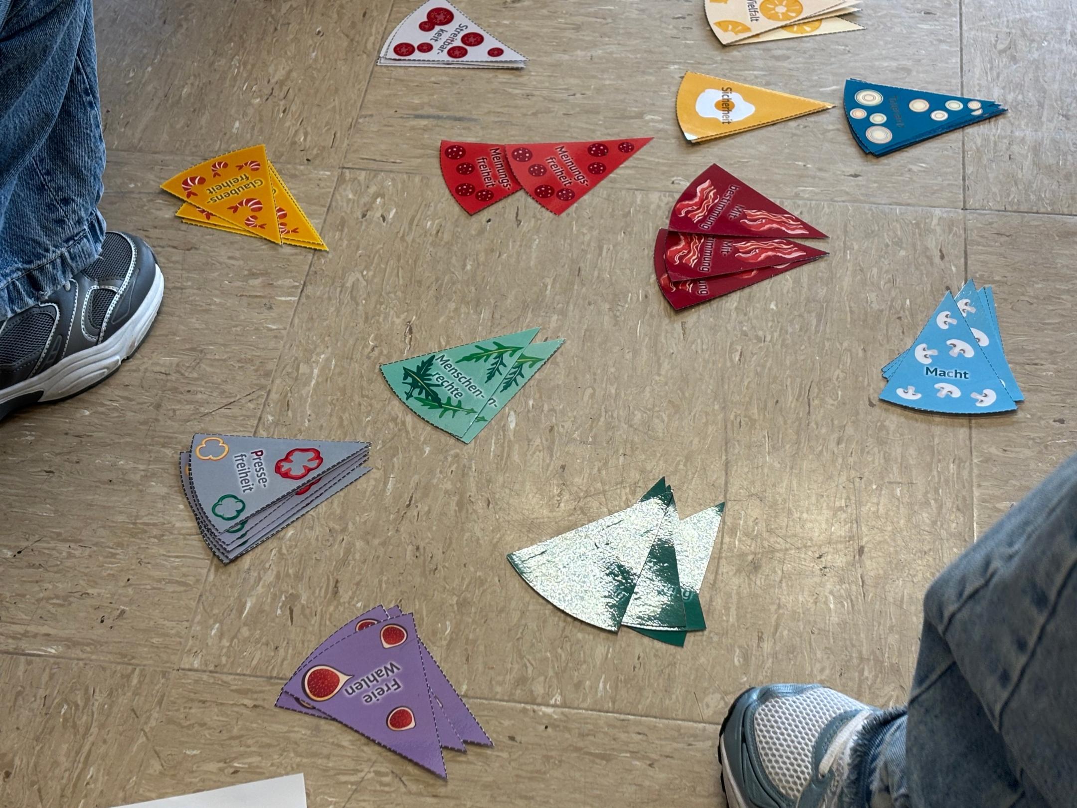 Die Pizza dient als Symbol, wie vielfältig unsere Demokratie ist.