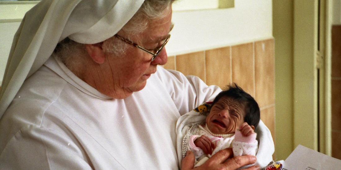 Das Foto zeigt Schwester Edith im Kinderheim Poconas im Jahr 2001