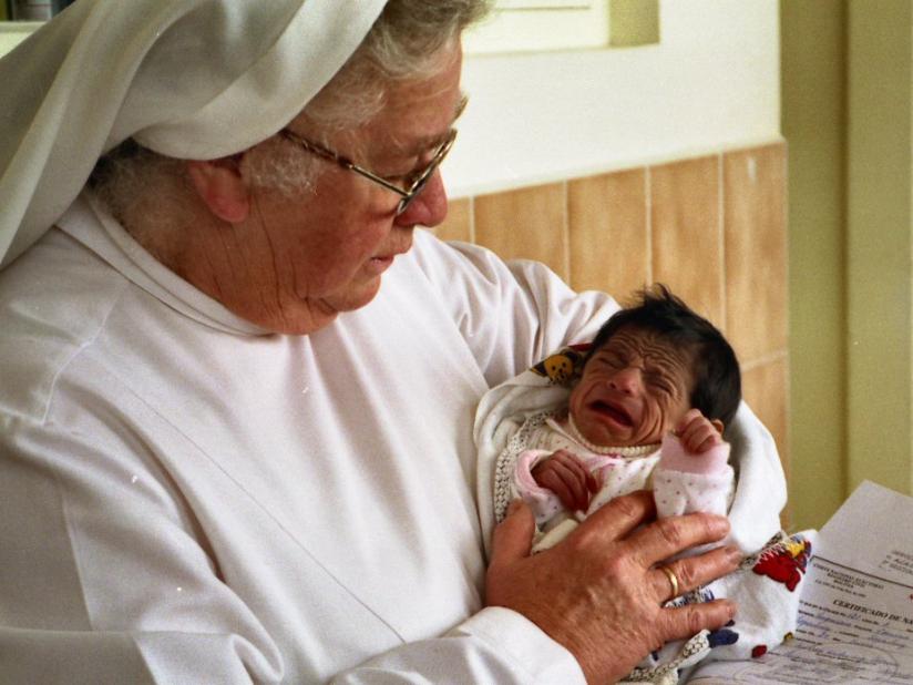 Das Foto zeigt Schwester Edith im Kinderheim Poconas im Jahr 2001