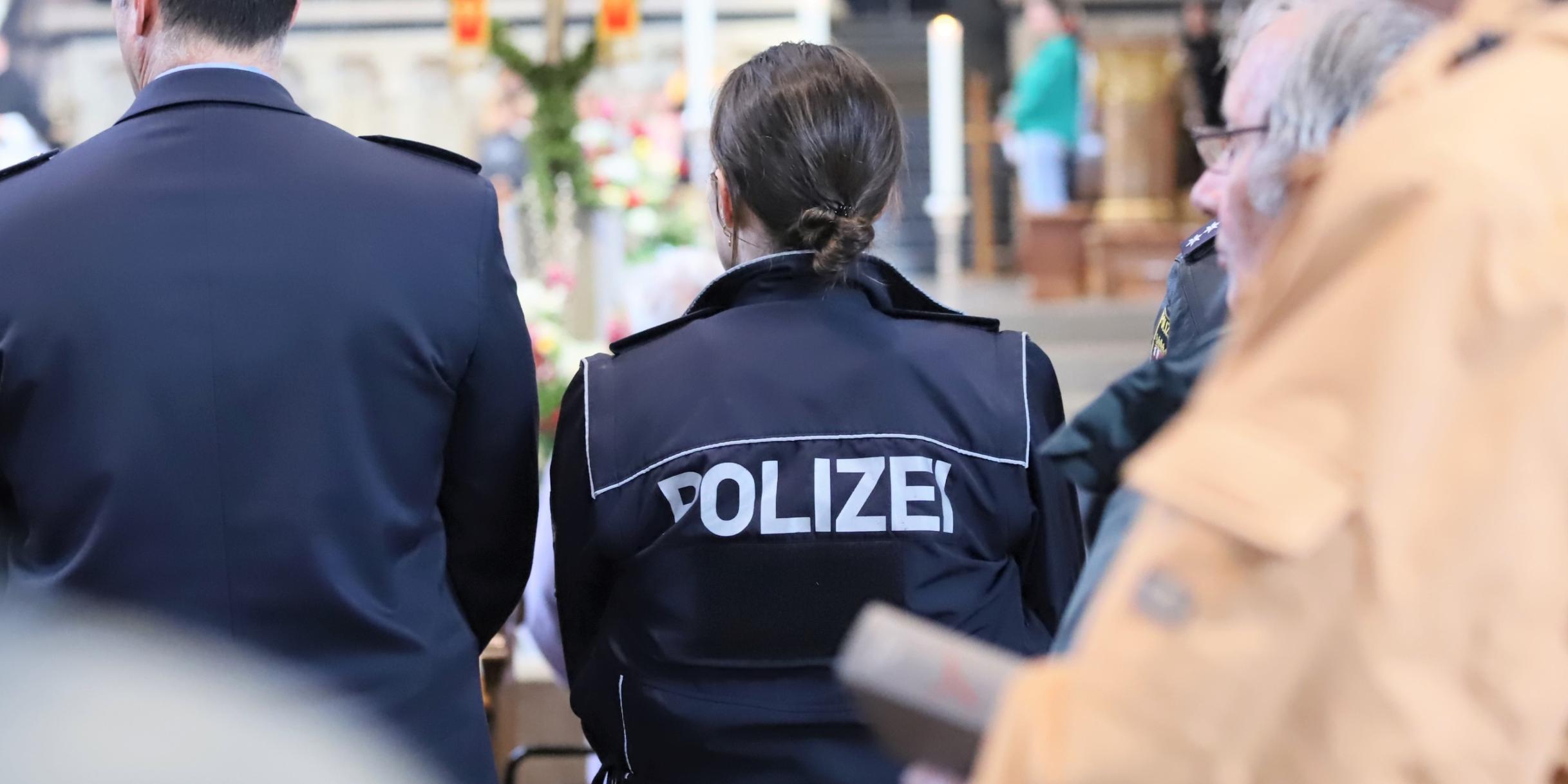 Eine Polizistin im 'Blaulicht-Familie'-Gottesdienst