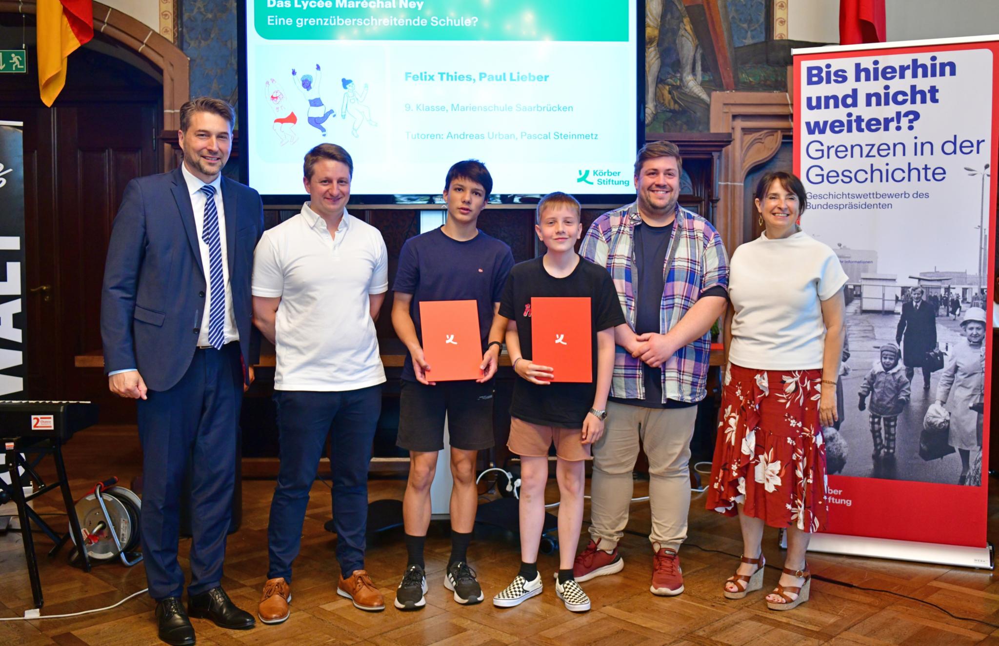 Paul Lieber und Felix Thies aus Klassenstufe neun erhielten den Landessieg für ihre Arbeit über die französische Schule Lycée Maréchal Ney in Saarbrücken.