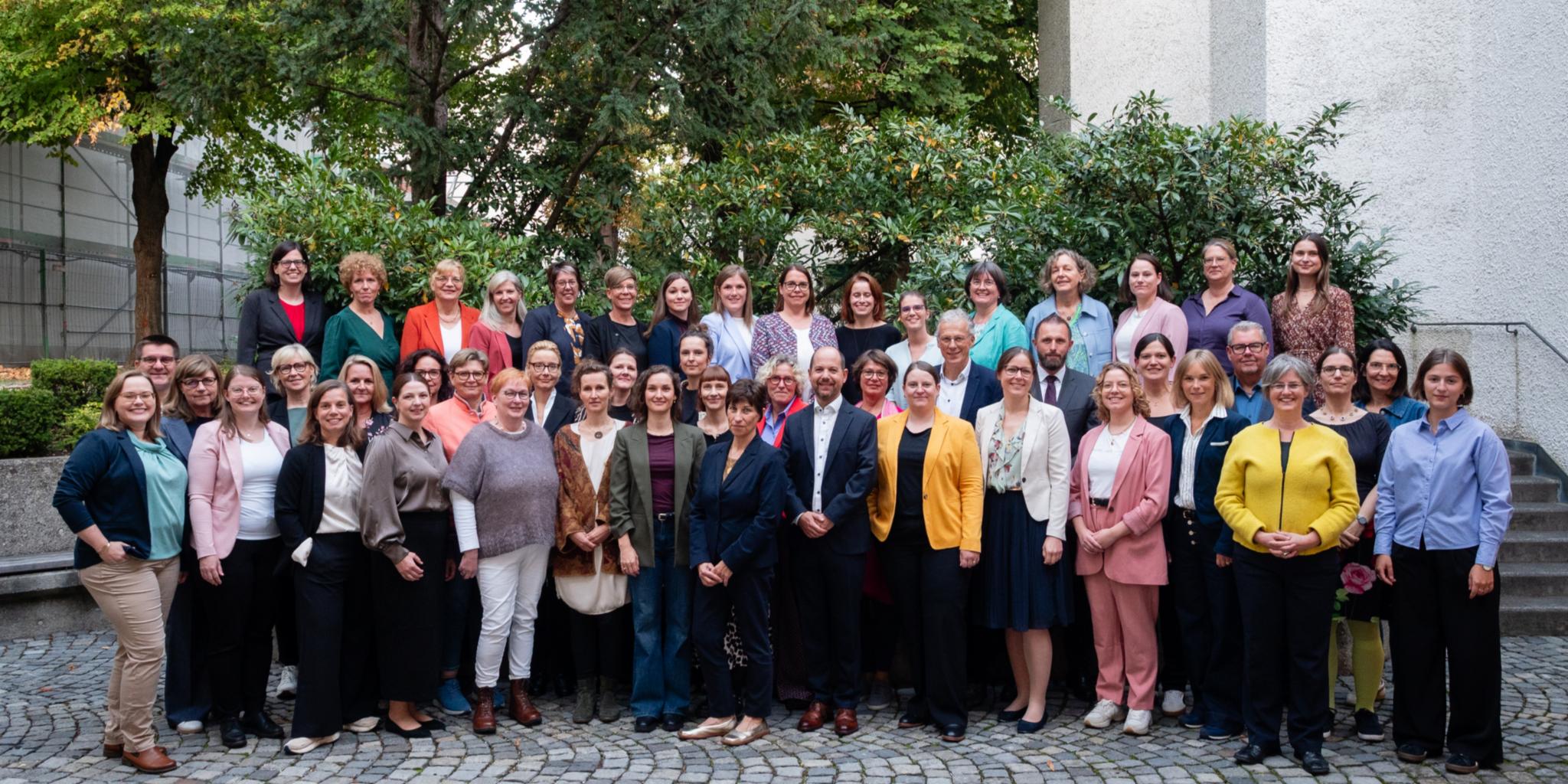 Gruppenfoto der Abolventinnen mit ihren Mentorinnen