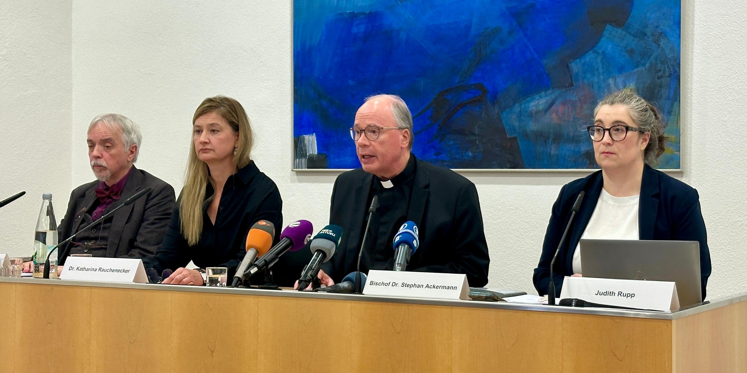 Dr. Andreas Zimmer, Dr. Katharina Rauchenecker, Bischof Dr. Stephan Ackermann und Judith Rupp (vlnr.)