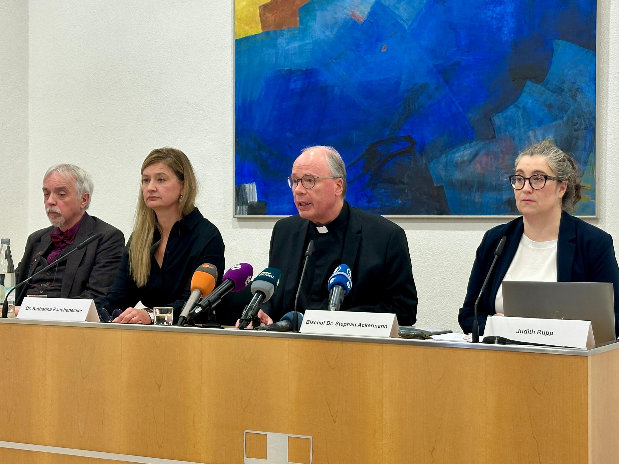 Dr. Andreas Zimmer, Dr. Katharina Rauchenecker, Bischof Dr. Stephan Ackermann und Judith Rupp (vlnr.)