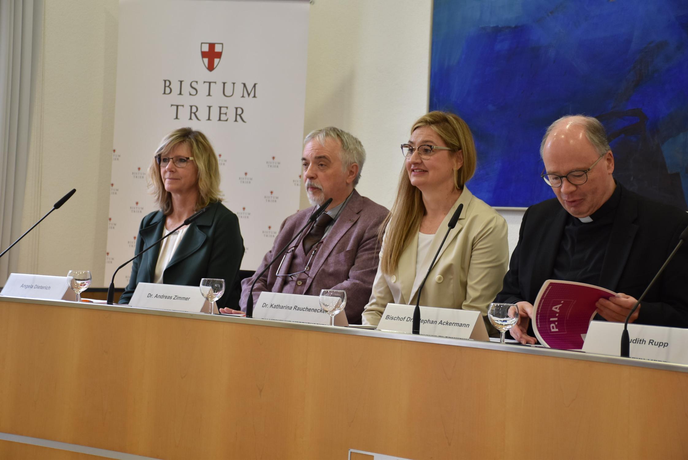 (vlnr.) Angela Dieterich, Dr. Andreas Zimmer, Dr. Katharina Rauchenecker und Bischof Stephan Ackermann