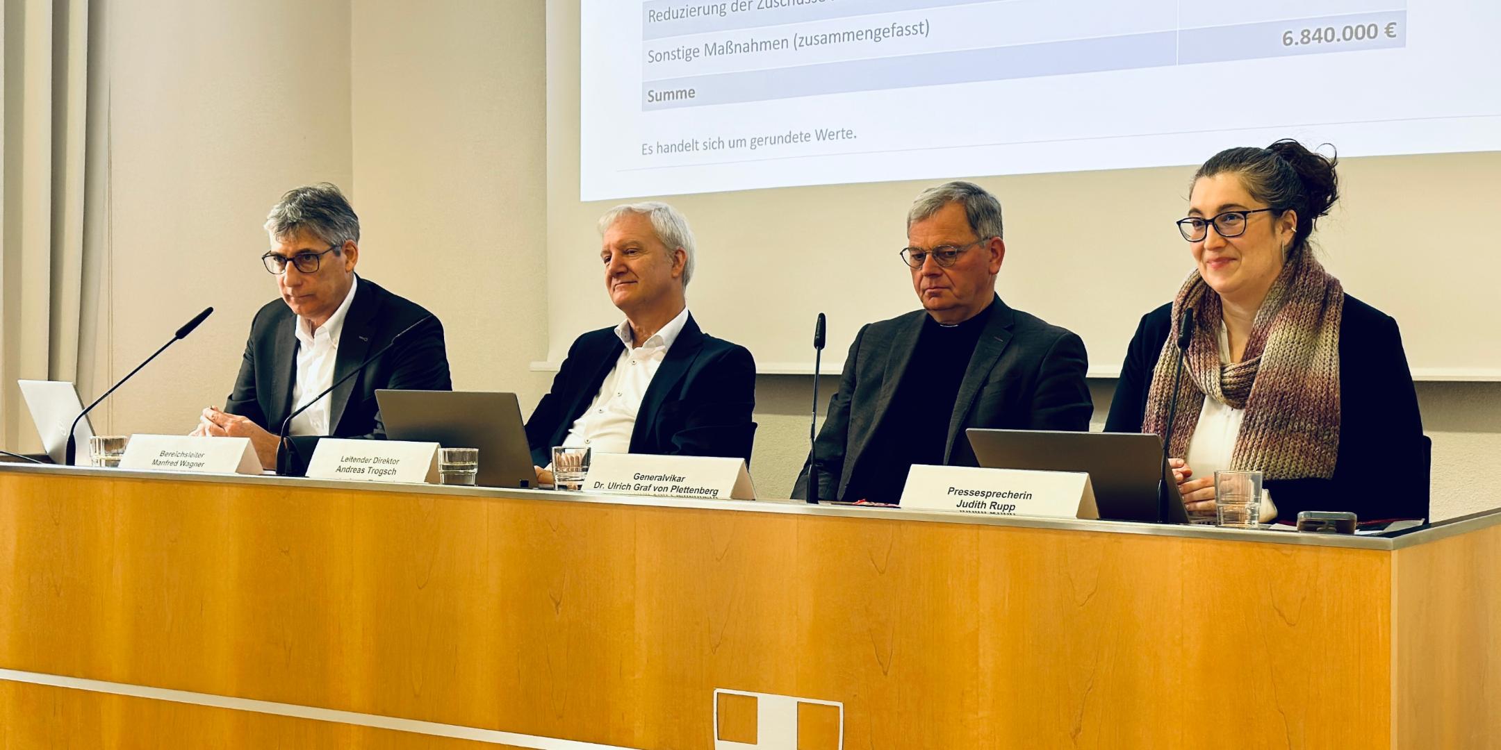 Bereichsleiter Manfred Wagner, Leitender Direktor Andreas Trogsch, Generalvikar Dr. Ulrich Graf von Plettenberg, Pressesprecherin Judith Rupp (vlnr.)