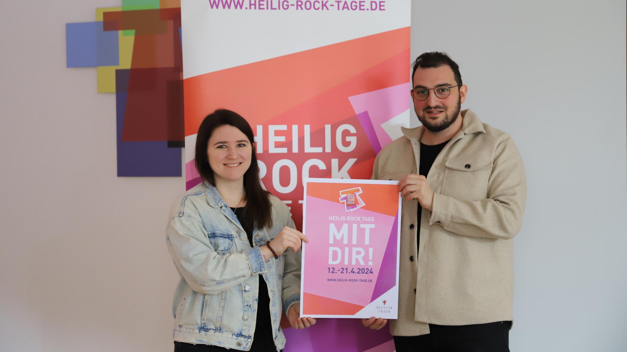 Isabell Krohn und Dario Tumminelli freuen sich auf die vielen Besucherinnen und Besucher bei den Heilig Rock Tagen in Trier