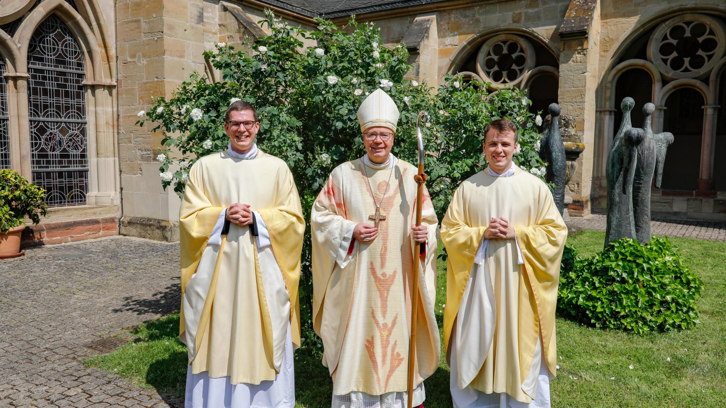 Bischof Ackermann mit den Neupriestern Johannes Cavelius (li.) und Mathieu Valet (re.)