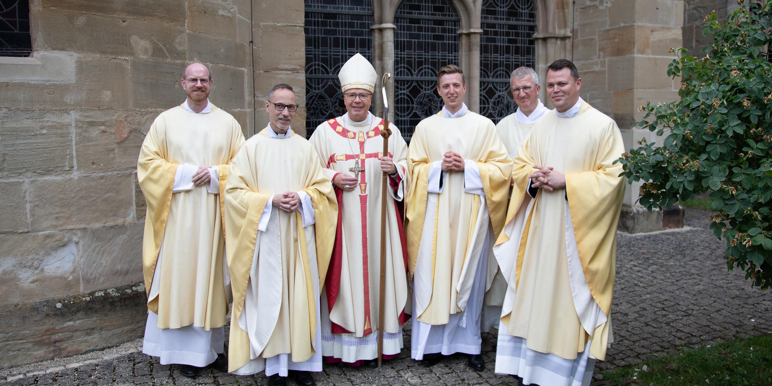 Spiritual Jan Lehmann, Neupriester Heinz-Peter Wilbertz, Bischof Stephan Ackermann, Neupriester Antonio Jagodin, Diakon Axel Berger und Regens Tim Sturm