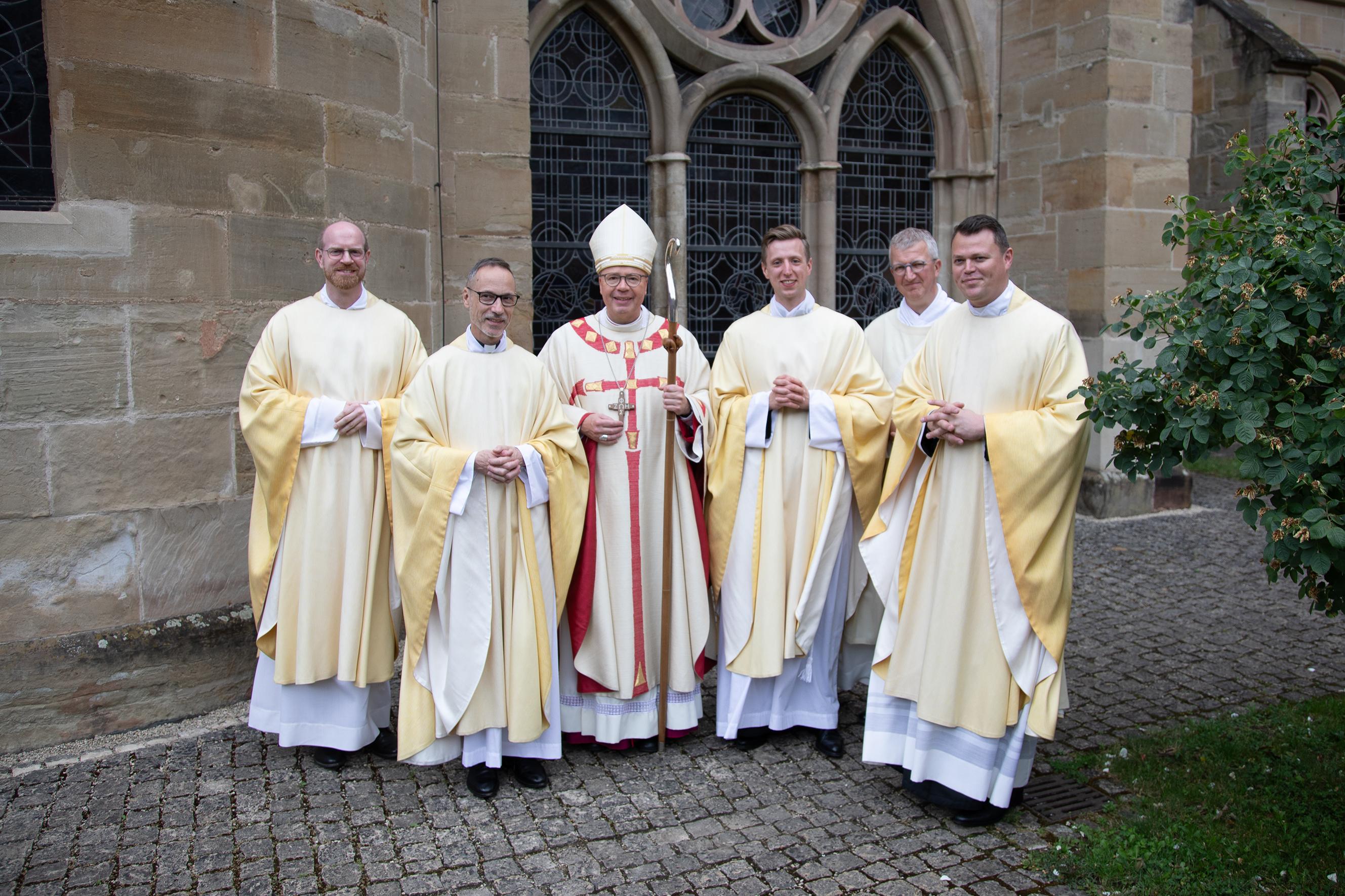 Gruppenfoto mit den Priestern