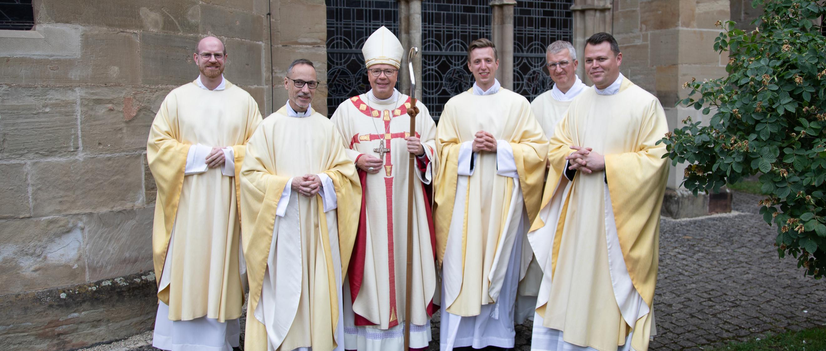 Gruppenfoto mit den Priestern