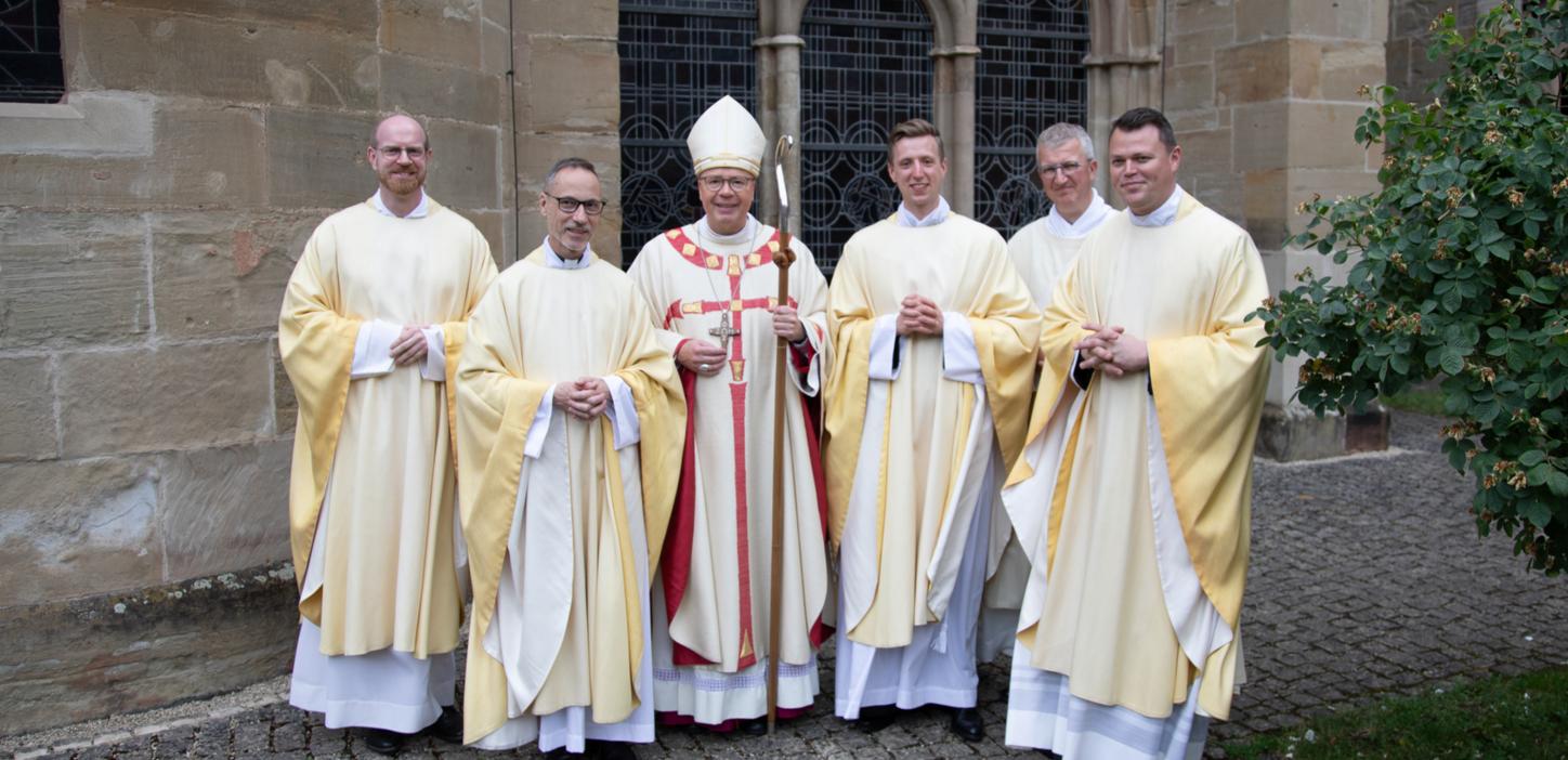 Gruppenfoto mit den Priestern