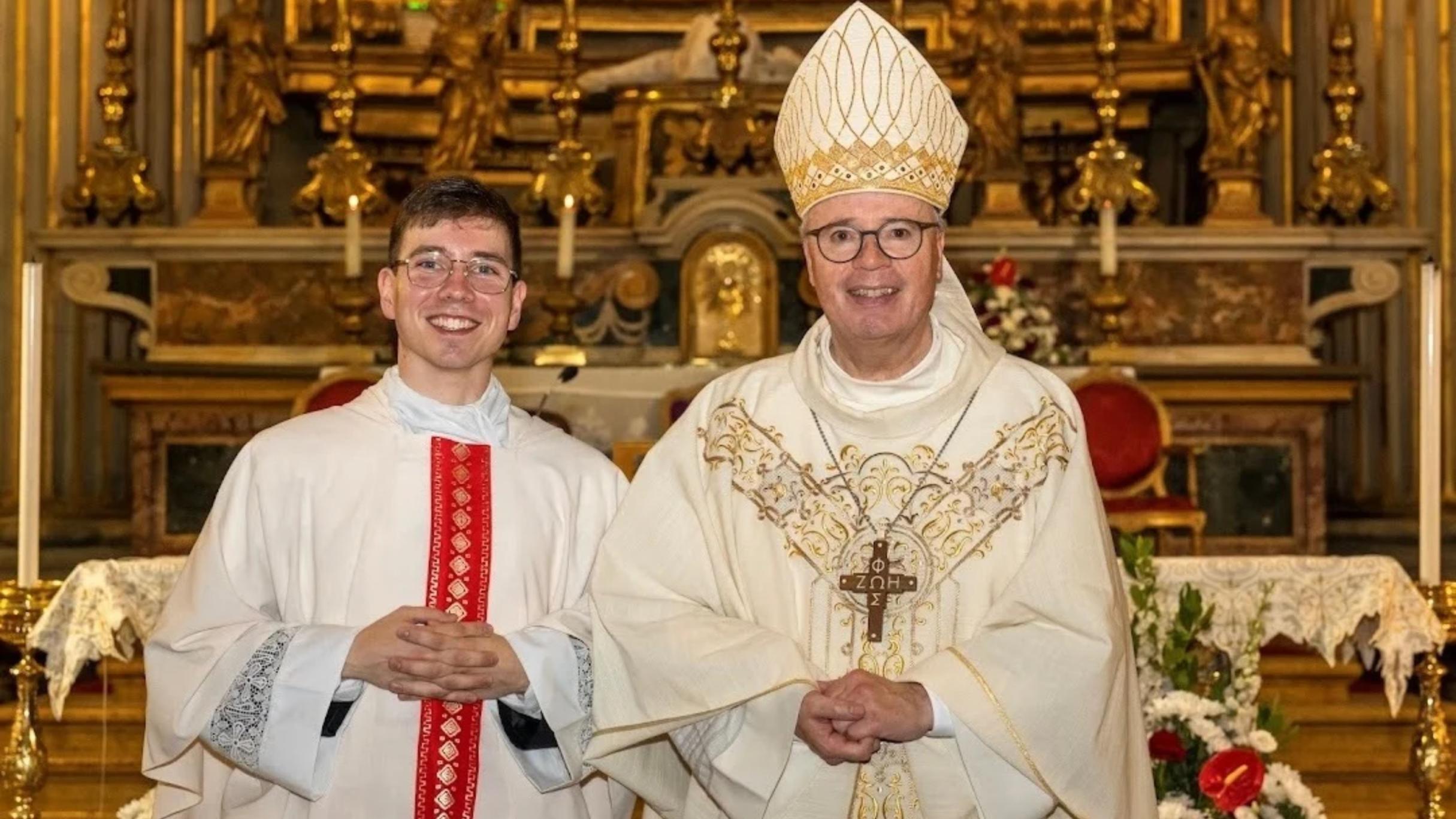 Auf dem Foto zu sehen sind Johannes Gold und der Bischof von Trier, Dr. Stephan Ackermann