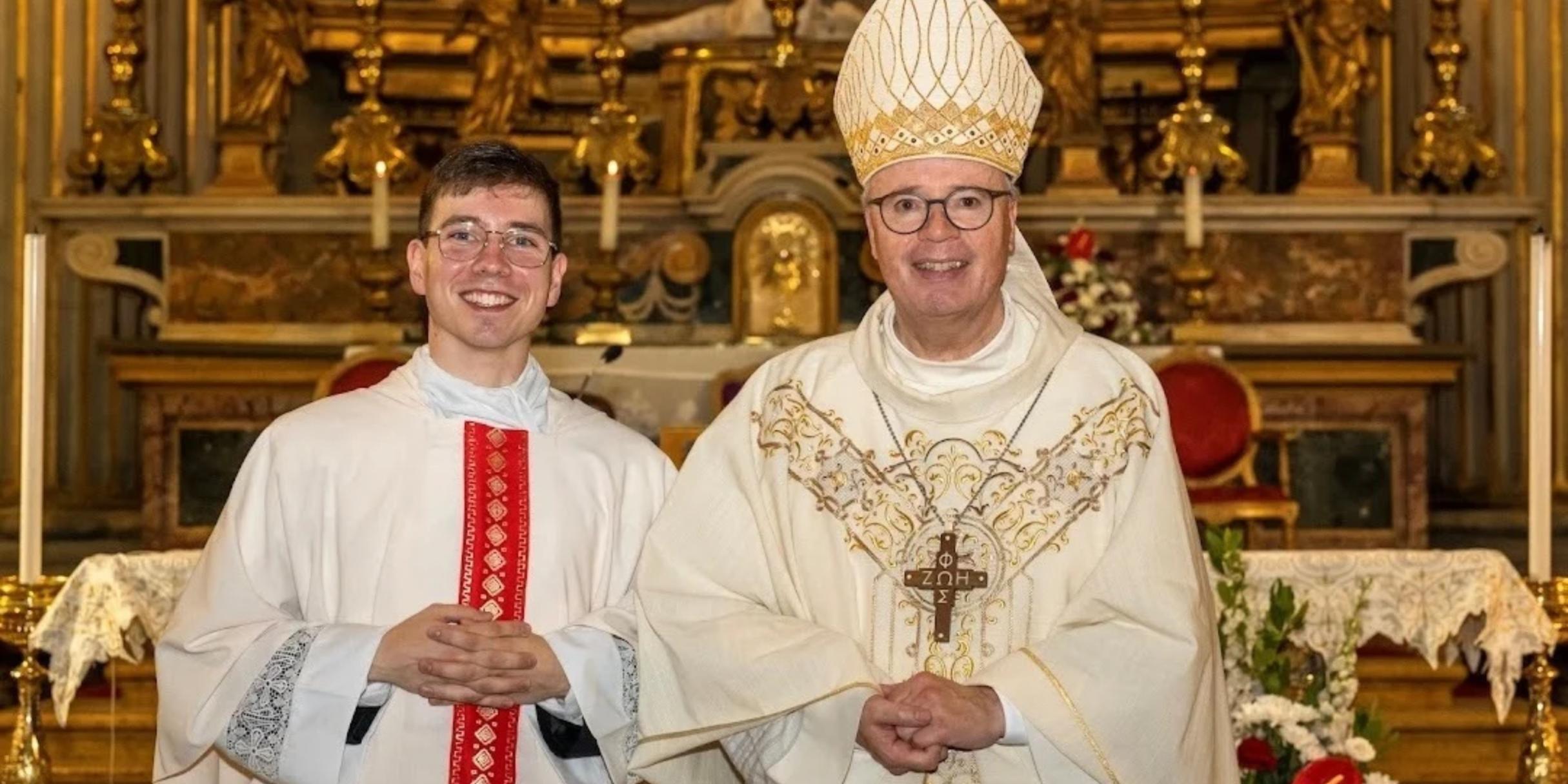 Der Trierer Bischof Dr. Stephan Ackermann hat Johannes Gold aus Kobern-Gondorf in Rom zum Priester geweiht. Auf dem Foto zu sehen sind Johannes Gold und der Bischof von Trier, Dr. Stephan Ackermann