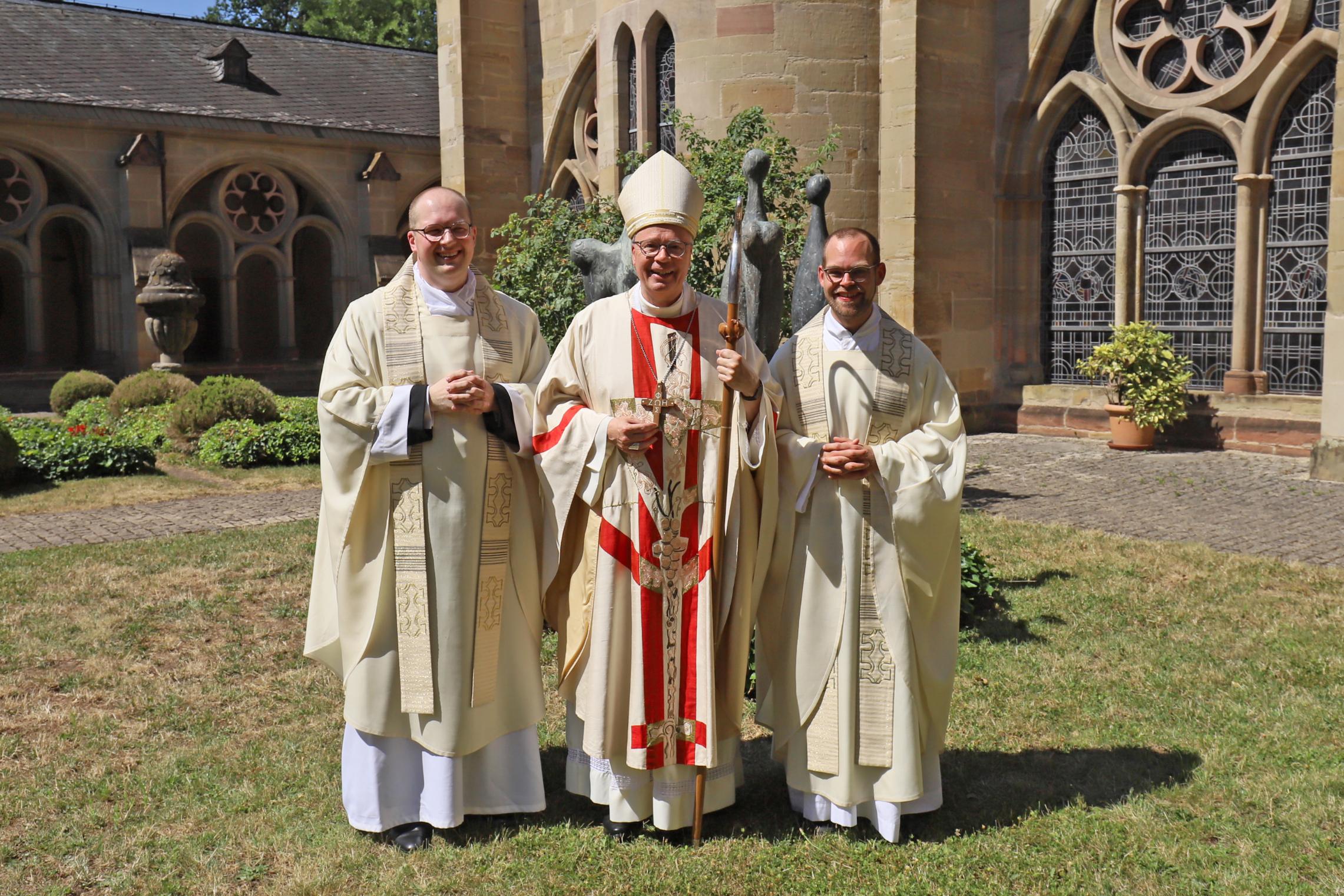 Die beiden Neupriester Heiko Reiner Gaub (links) und Mathias Kremer (rechts) zusammen mit Bischof Dr. Stephan Ackermann