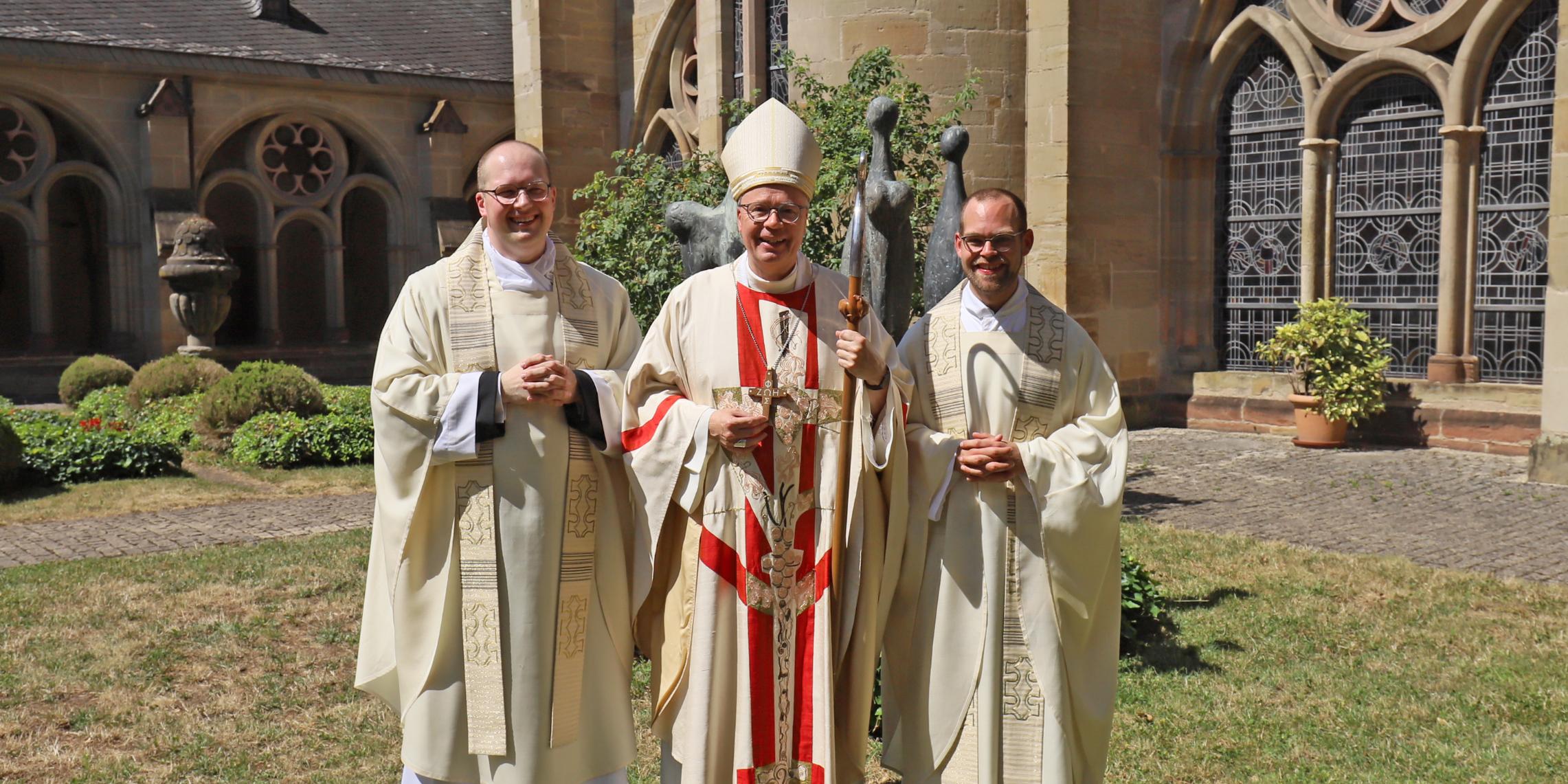 Die beiden Neupriester Heiko Reiner Gaub (links) und Mathias Kremer (rechts) zusammen mit Bischof Dr. Stephan Ackermann