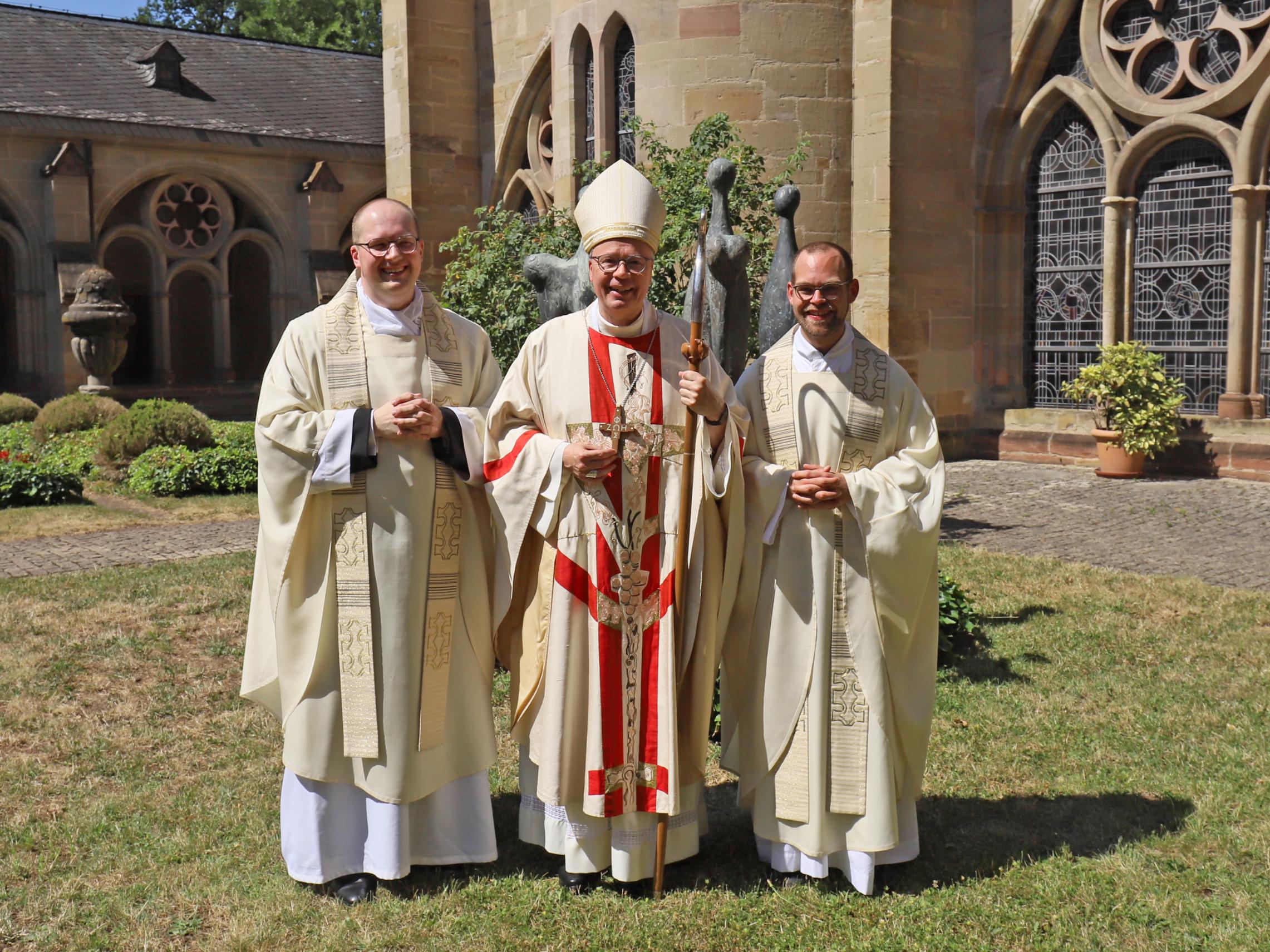 Die beiden Neupriester Heiko Reiner Gaub (links) und Mathias Kremer (rechts) zusammen mit Bischof Dr. Stephan Ackermann