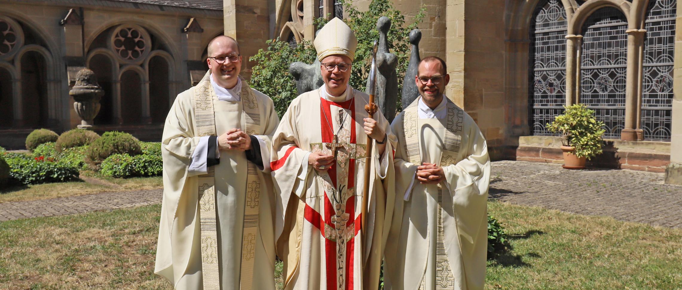Die beiden Neupriester Heiko Reiner Gaub (links) und Mathias Kremer (rechts) zusammen mit Bischof Dr. Stephan Ackermann
