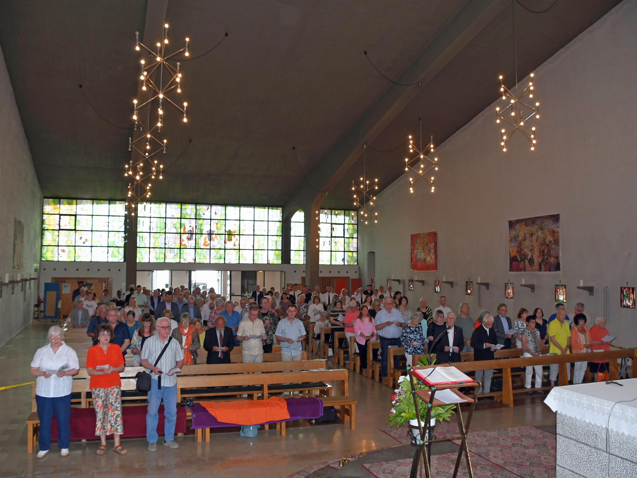 Zahlreiche Gläubige kamen zur Profanierung der Kirche St. Hildegard in Sulzbach-Neuweiler.