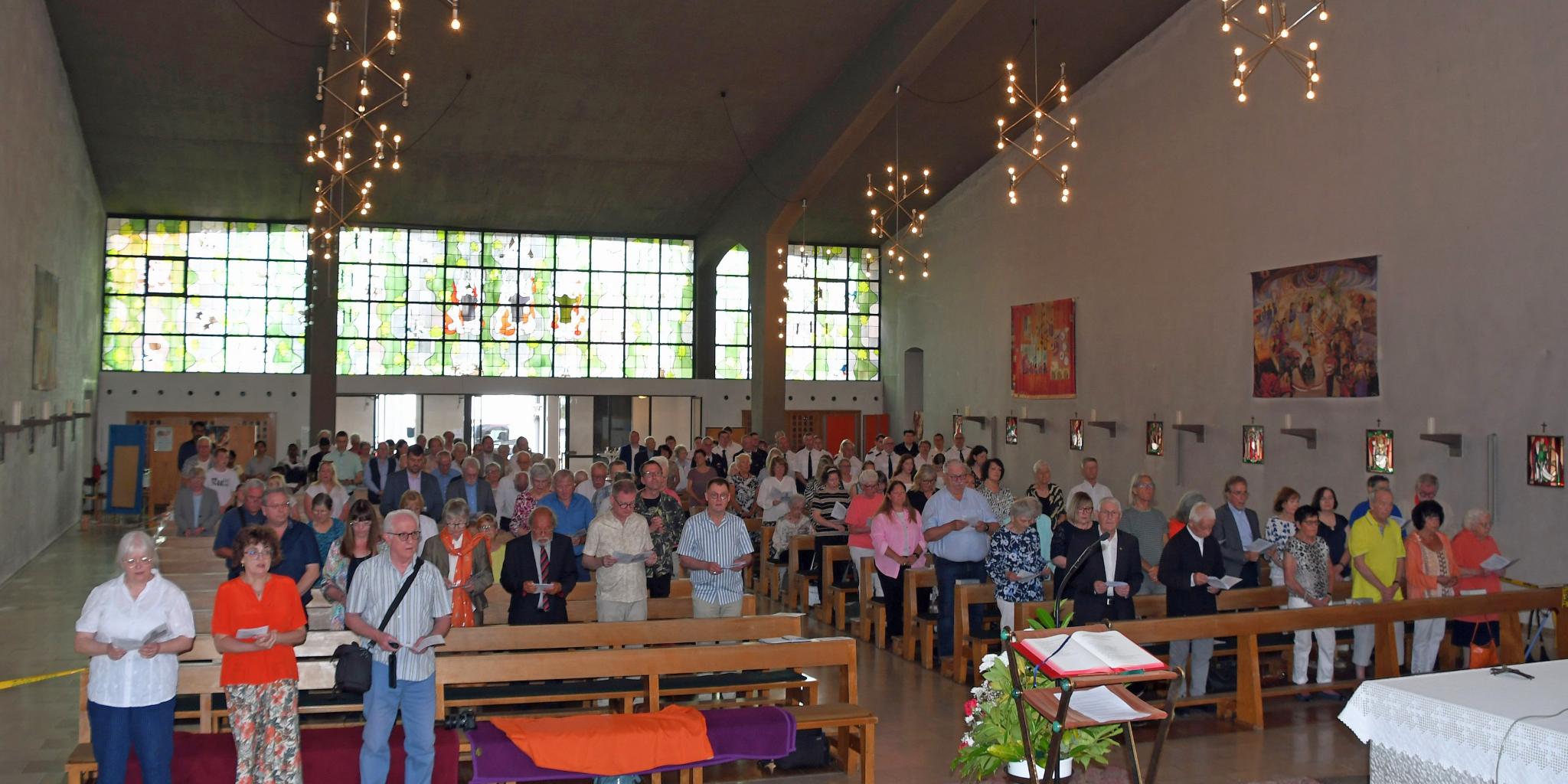 Zahlreiche Gläubige kamen zur Profanierung der Kirche St. Hildegard in Sulzbach-Neuweiler.