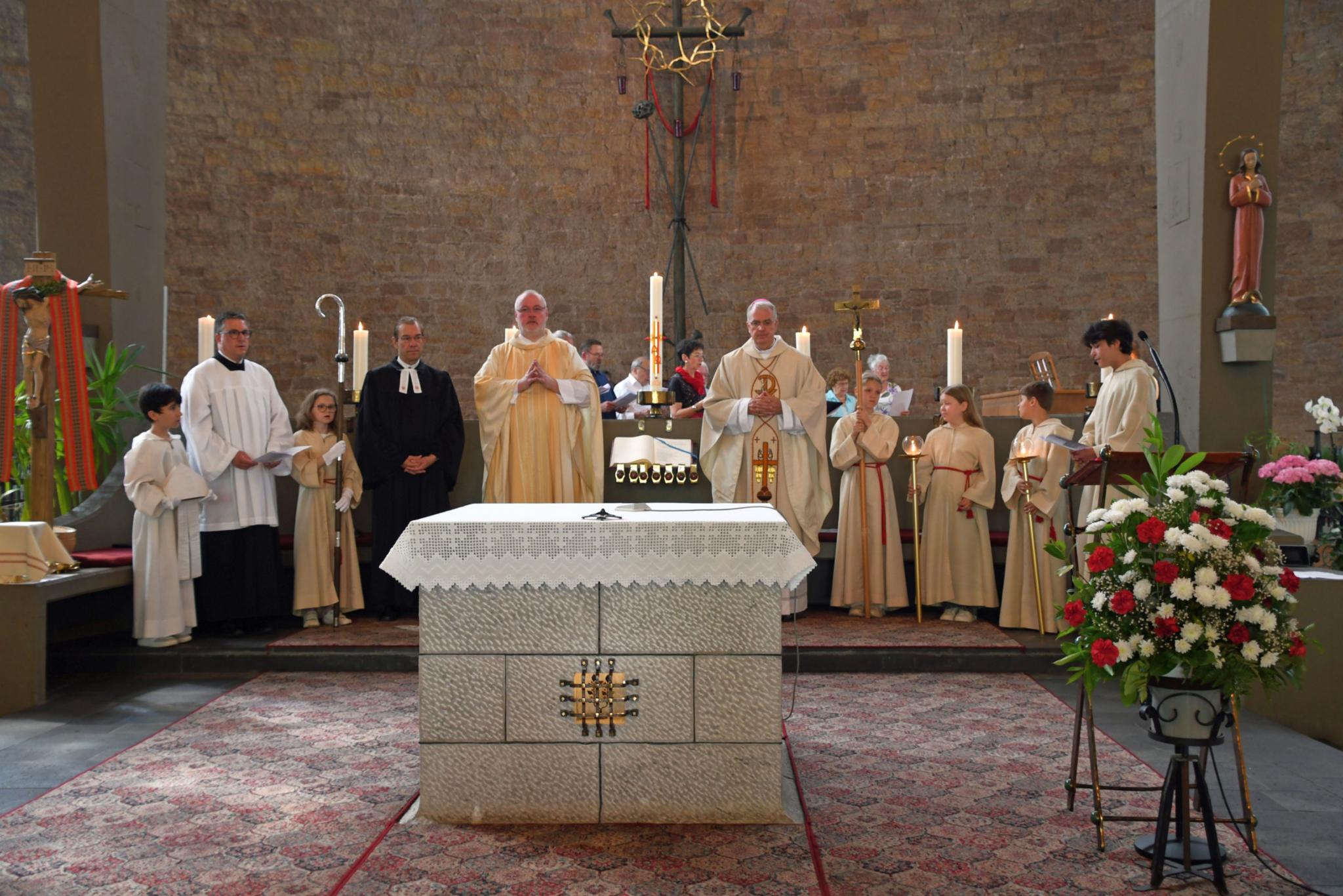 Weihbischof Jörg Peters, Pfarrer Peter Sens sowie der evangelische Pfarrer Armin Kopper nahmen an der Messe anlässlich der Profanierung von St. Hildegard in Neuweiler teil.