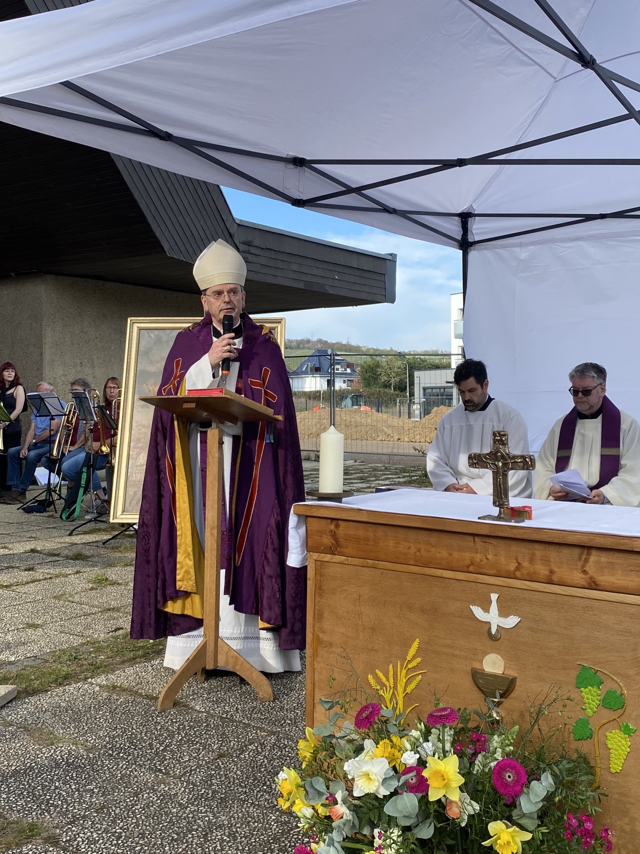 Weihbischof Robert Brahm feierte mit der Gemeinde den letzten Gottesdienst an der Kirche St. Pius in Bad Neuenahr-Ahrweiler.