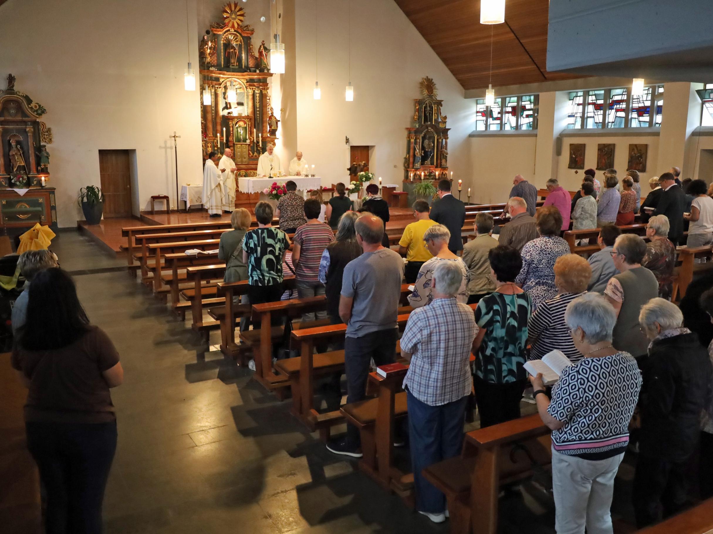 Zahlreiche Gläubige feiern den letzten Gottesdienst in der Pfarrkirche in Utscheid