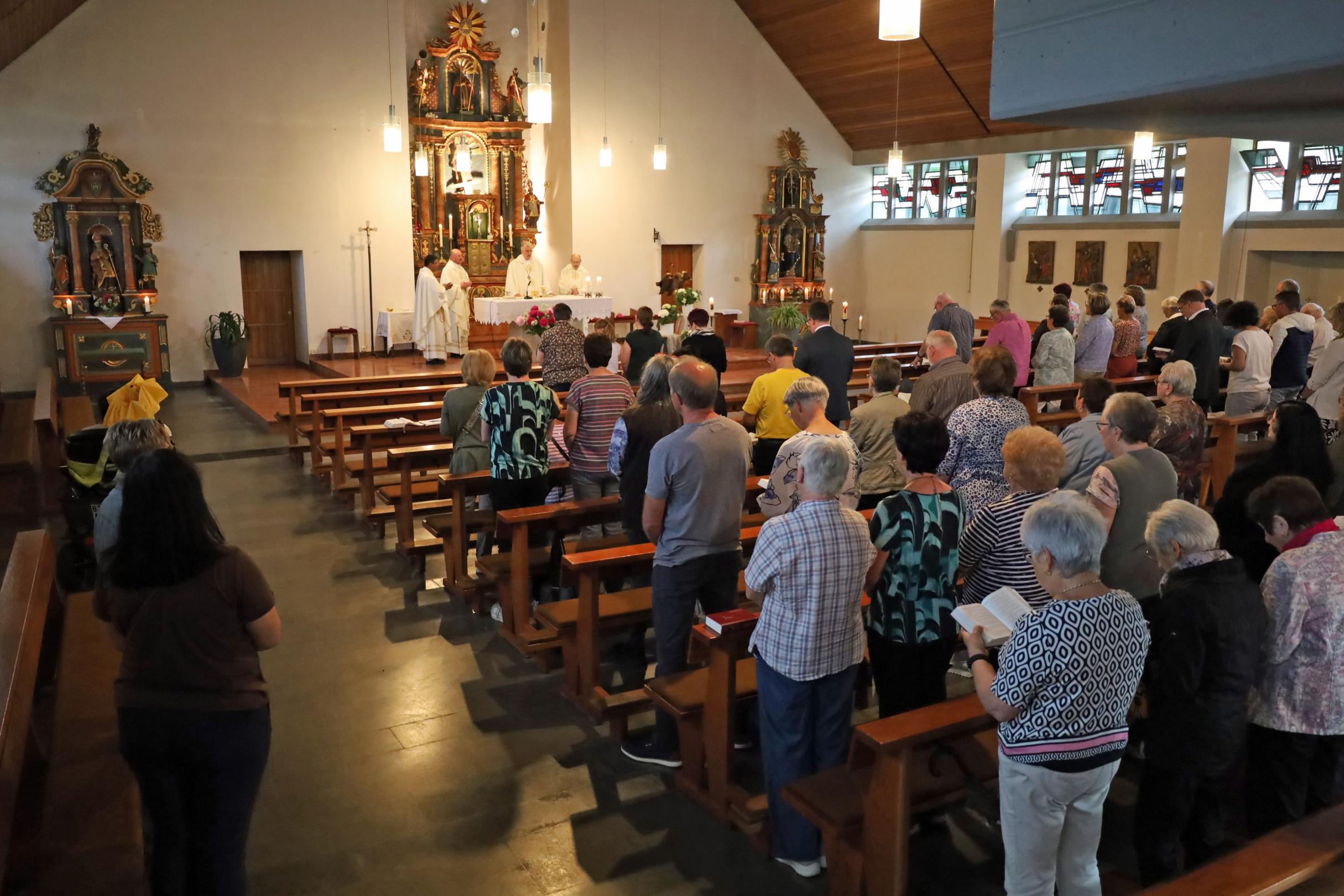 Zahlreiche Gläubige feiern den letzten Gottesdienst in der Pfarrkirche in Utscheid