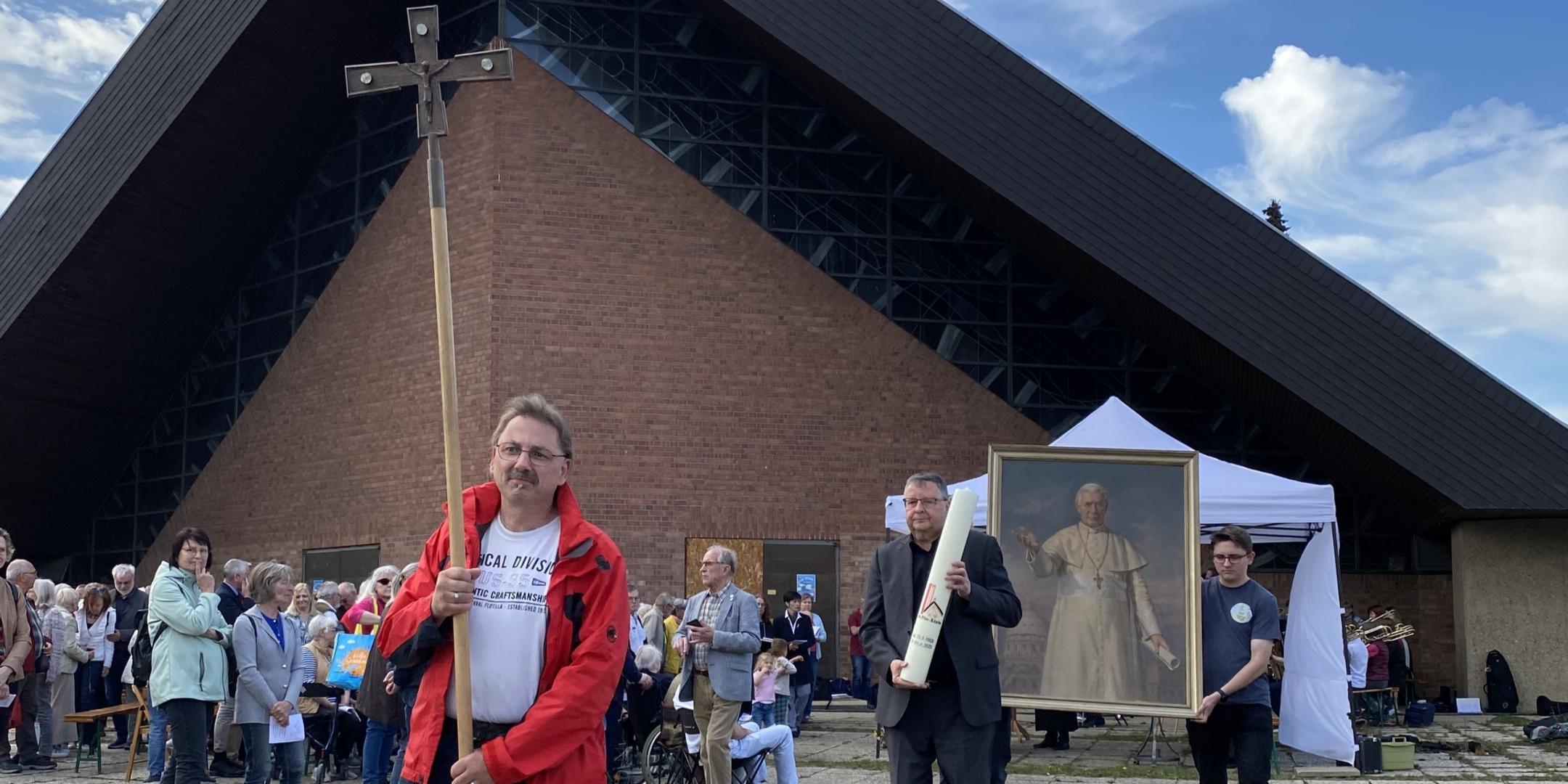 In einer Prozession wurden die Reliquien, das Prozessionskreuz und ein Heiligenbild von Pius X. nach St. Anna in Bachem getragen.