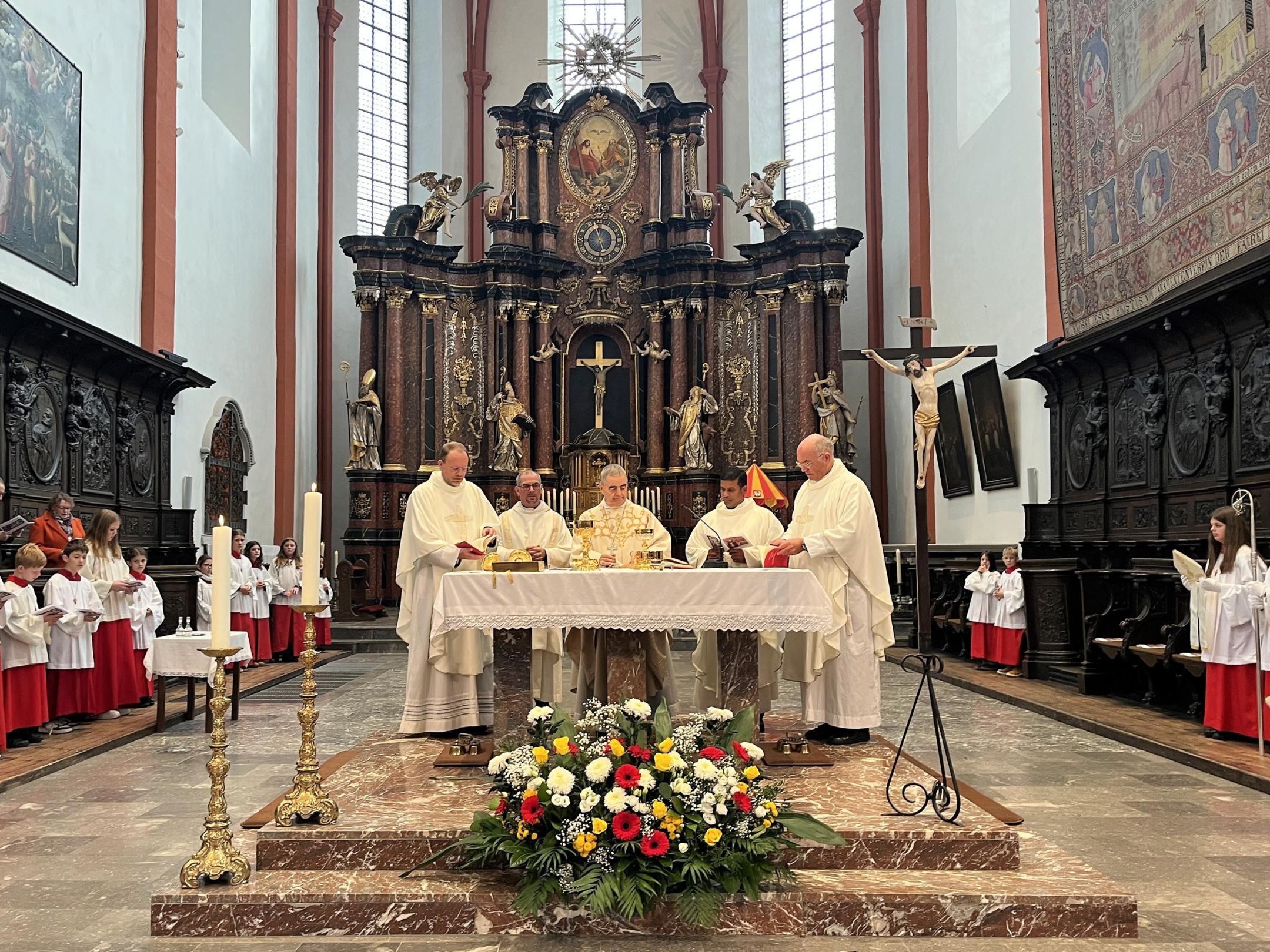 Pontifikalamt am Jubiläumstag in Konzelebration  (v.l.: Pfarrer Christoph Kipper, Diakon Ingo Ruhe, Erzbischof Dr. Nikola Eterović, Pater Jineesh Emmanuel Manganthanath HGN, Pfarrer Patrick Ringhausen)