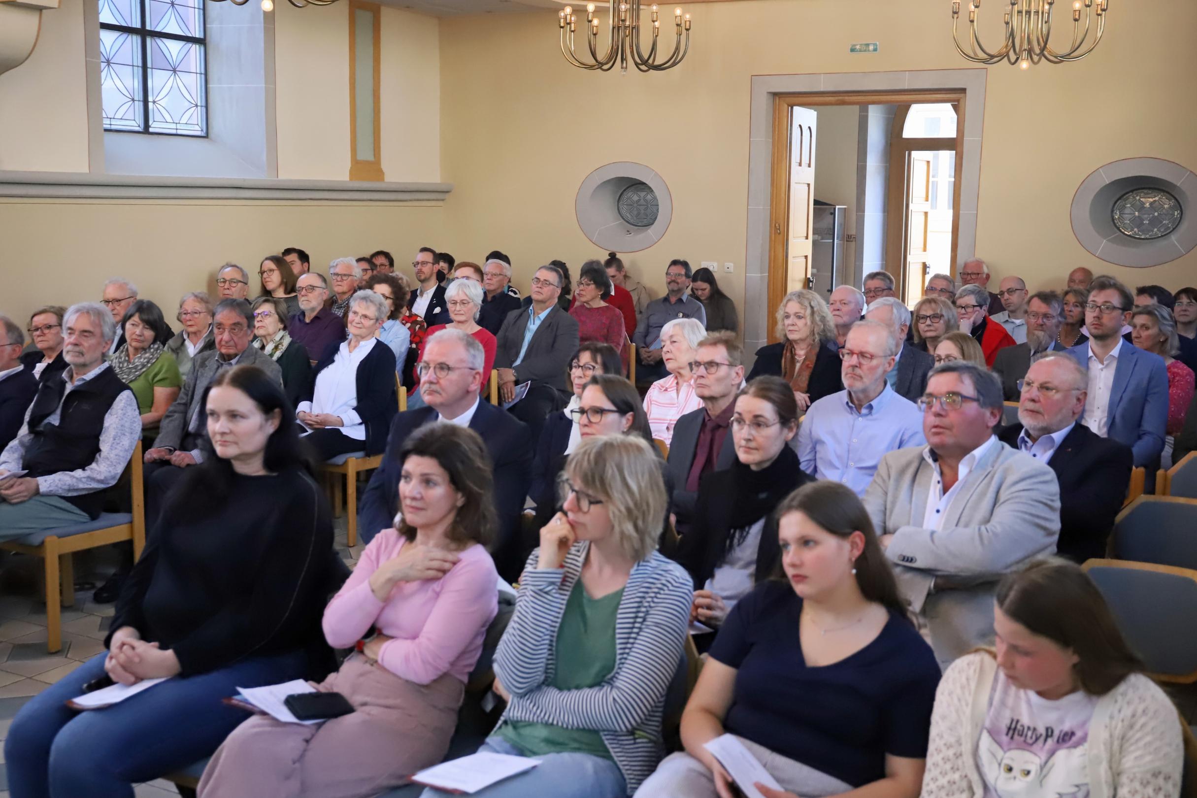 Gäste in der ehemaligen Synagoge in Schweich