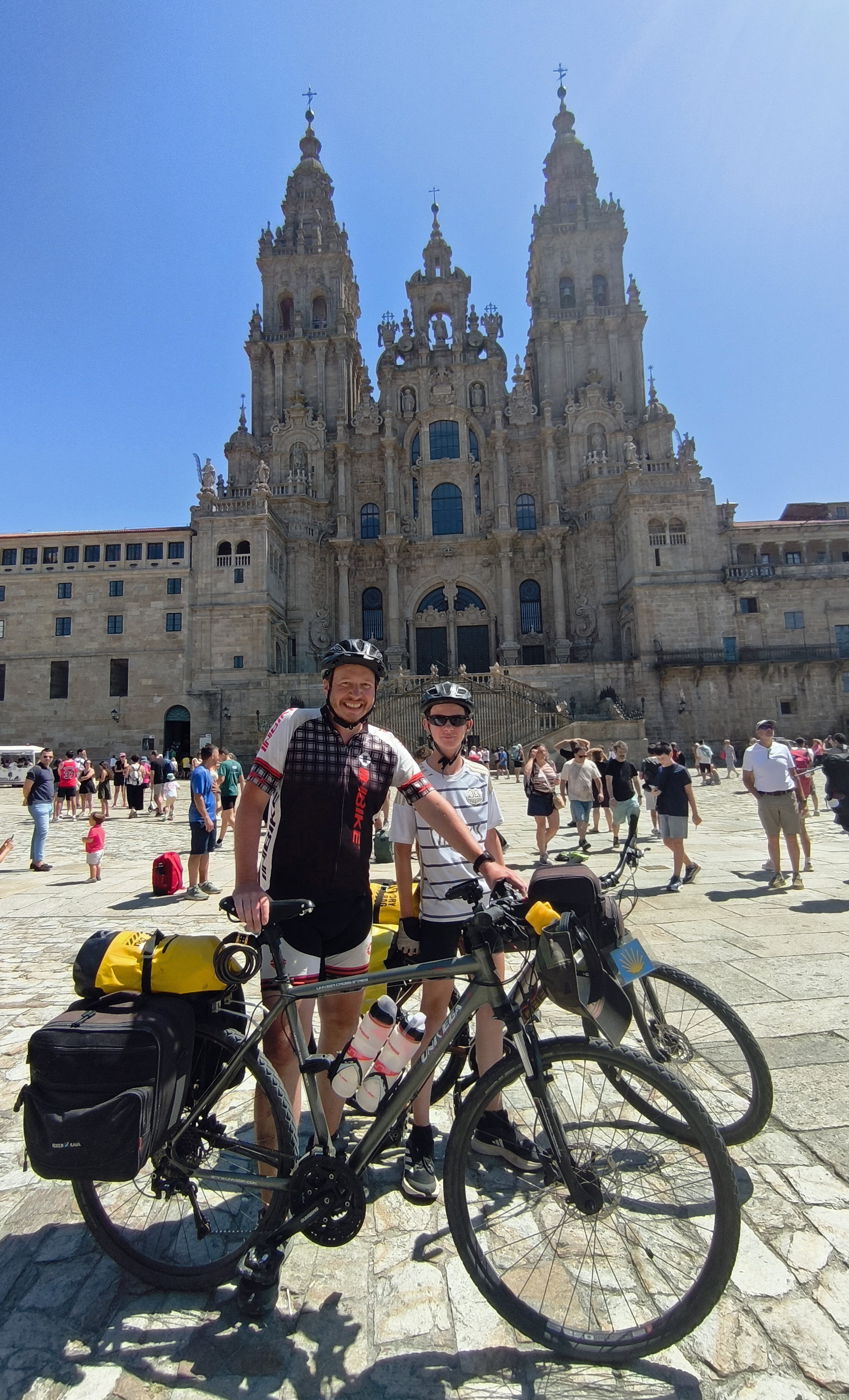 Christian und Mika Wagner sind nach 28 Tagen in Santiago de Compostela angekommen.