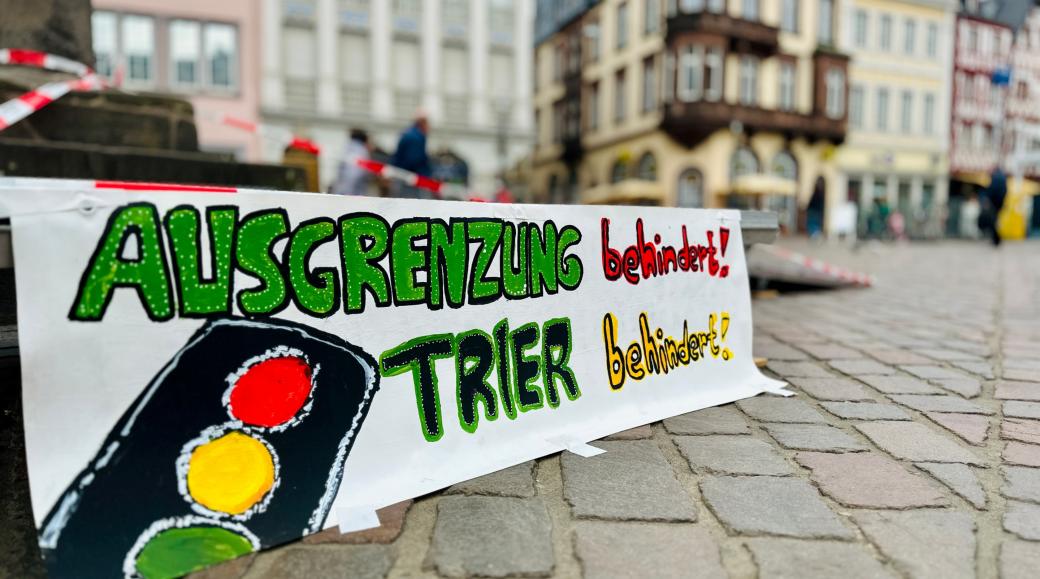Rampe für Rollifahrer mit Protestschild
