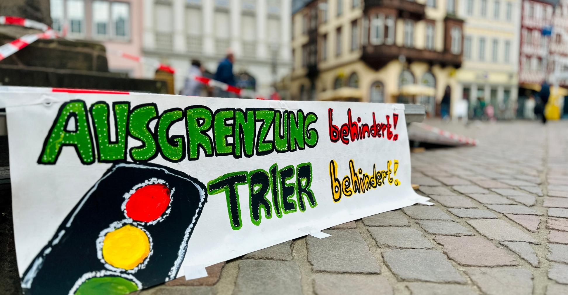 Rampe für Rollifahrer mit Protestschild