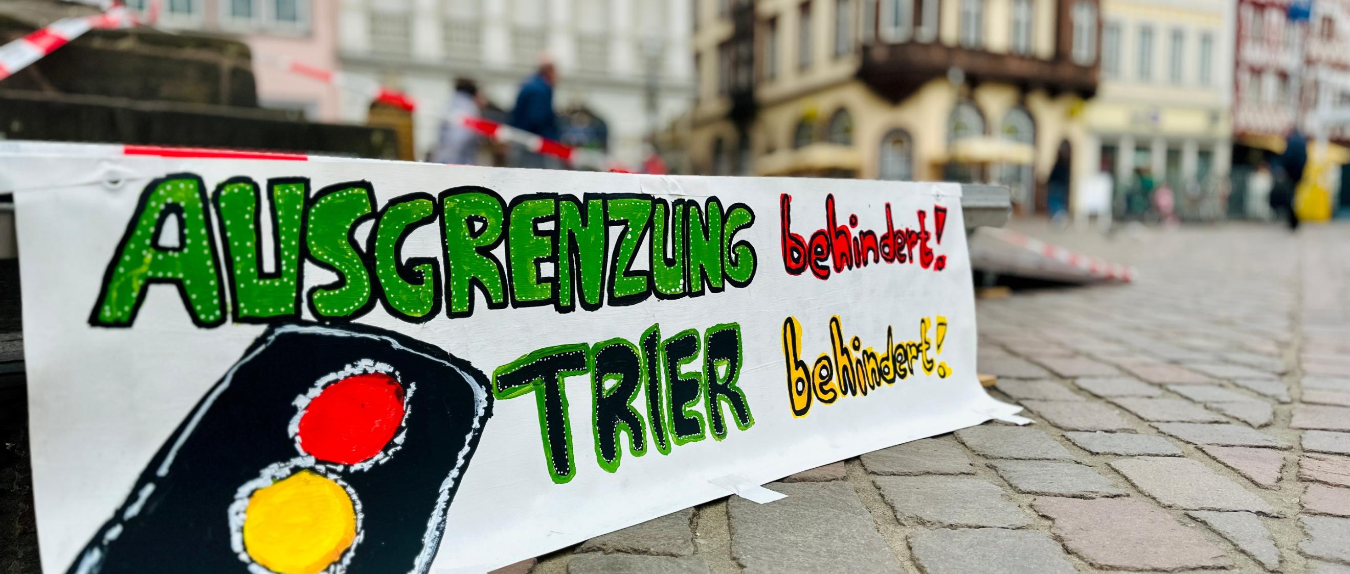 Rampe für Rollifahrer mit Protestschild