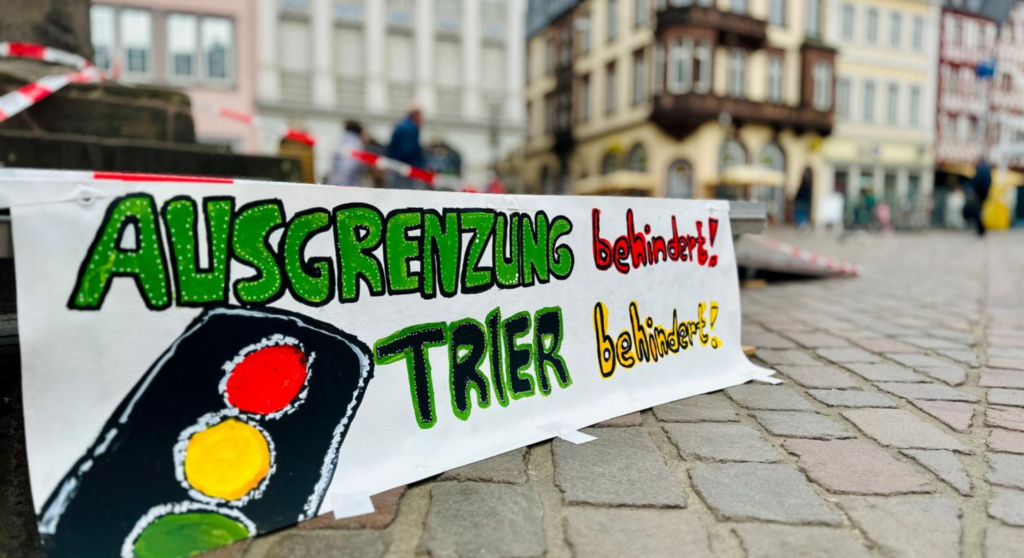 Rampe für Rollifahrer mit Protestschild