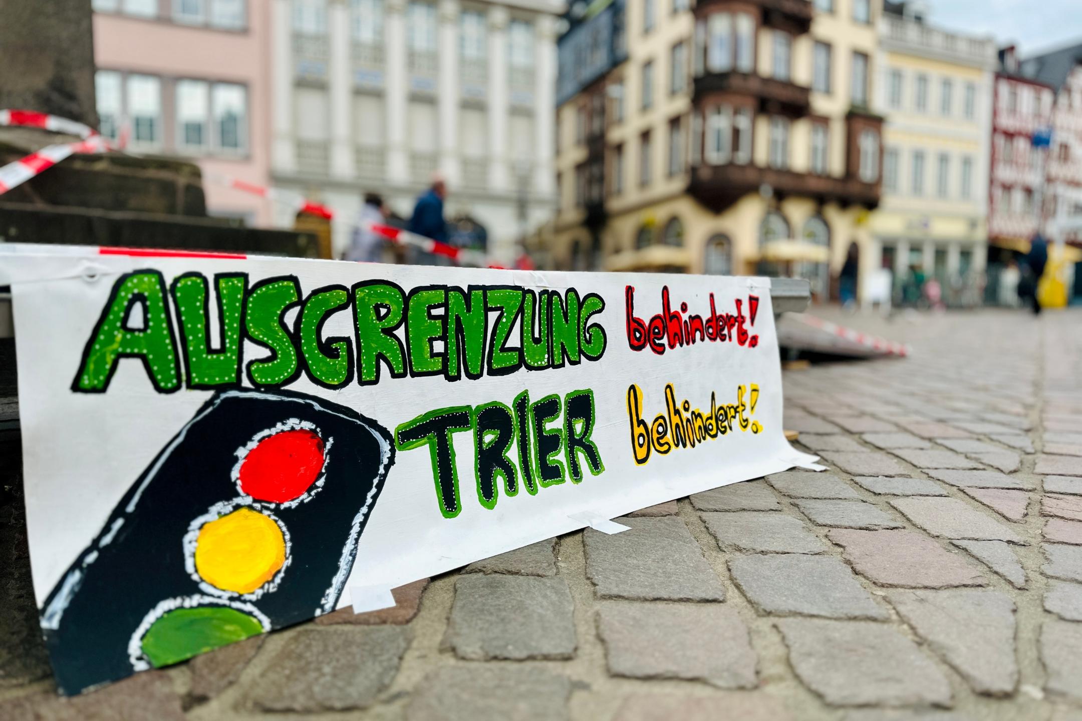 Rampe für Rollifahrer mit Protestschild