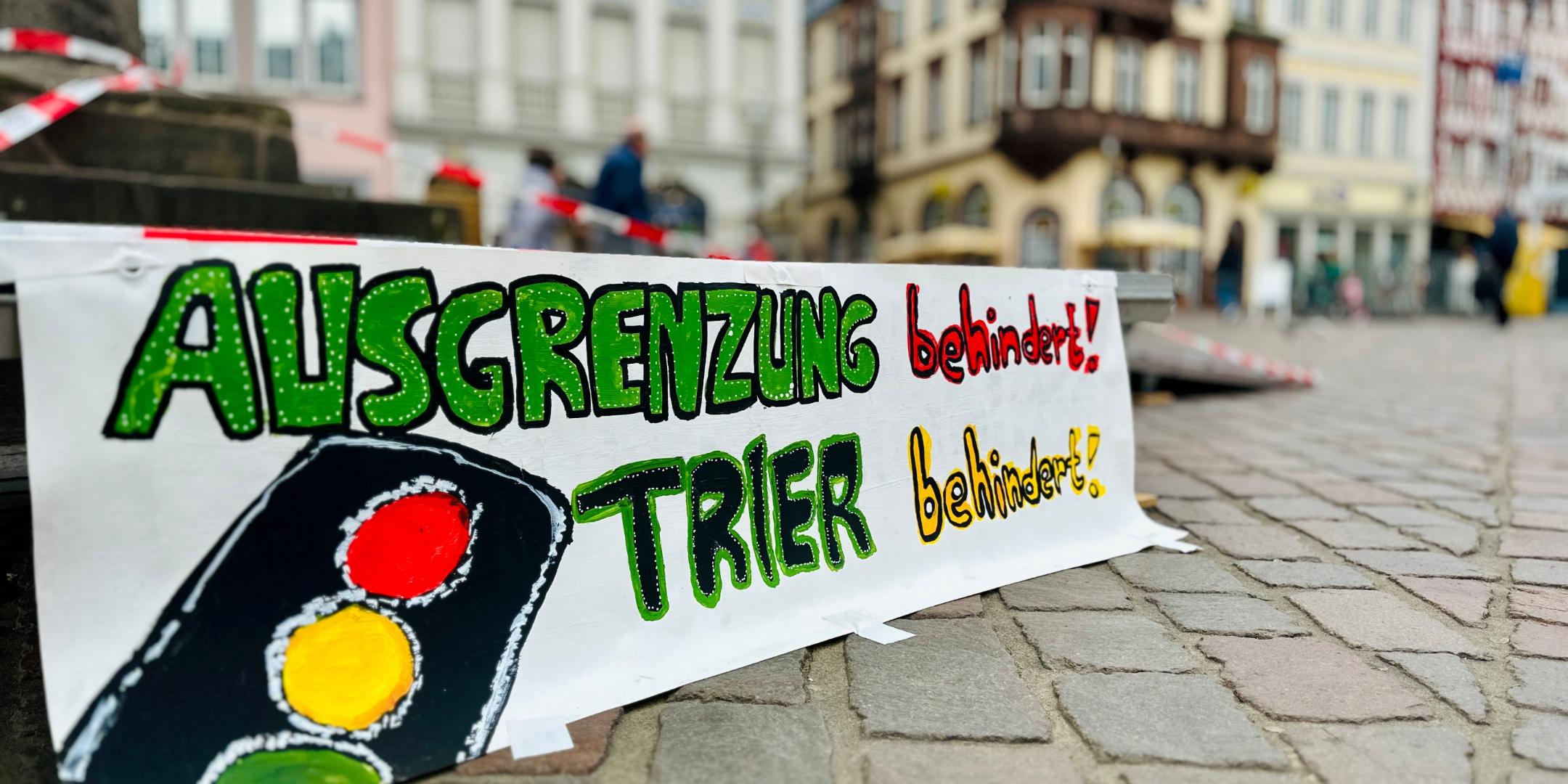 Rampe für Rollifahrer mit Protestschild