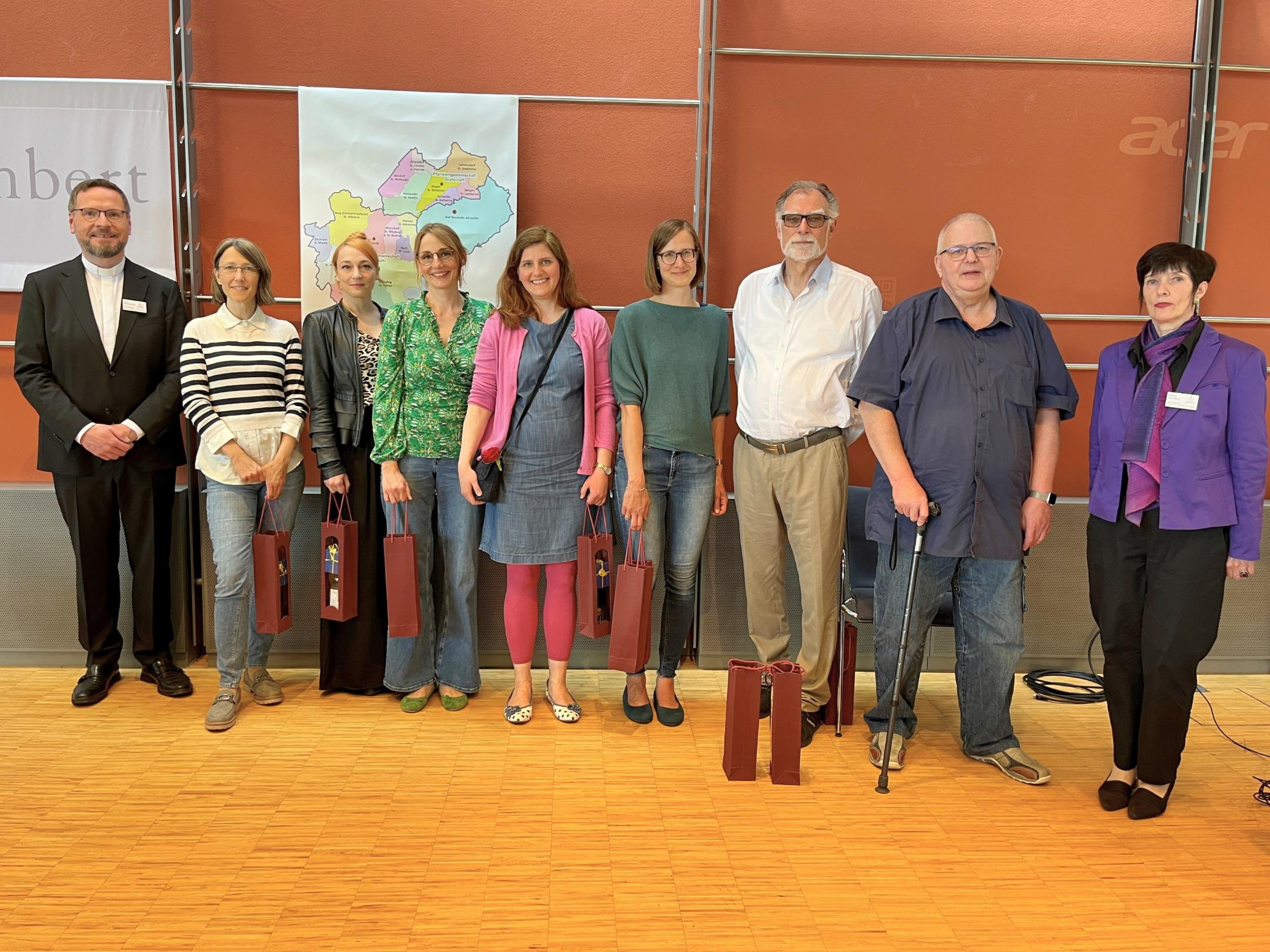Die Hälfte des Rats im Pastoralen Raum Bad Neuenahr-Ahrweiler wurde während der Synodalversammlung in Lantershofen gewählt. Dekan Peter Strauch (links) und Andreas Kien-Groß (Teil des Leitungsteams; rechts) gratulierten (v. links) Sandra Obst, Ramona Kaspers, Sabine Scheufen, Susanne Ackermann-Rick, Sabine Hüttig, Norbert Geihsler und Wolfgang Reifferscheid. Es fehlen auf dem Foto die ebenfalls gewählten Mitglieder Miriam Grunz und Ferdinand Fuchs. Der Rat ist komplett, wenn die Pfarrei Bad Neuenahr-Ahrweiler und die Pfarreiengemeinschaften Altenahr und Grafschaft jeweils ihre Delegierten in das Gremium entsenden.