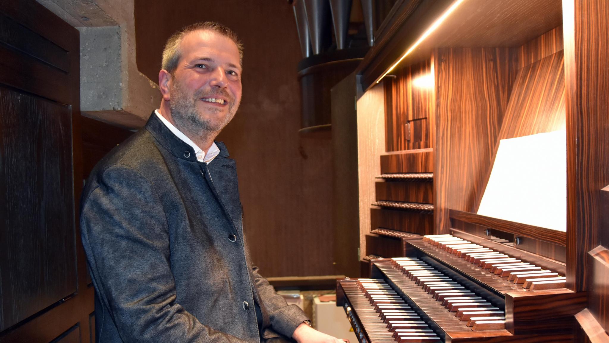 Markus Schaubel an der Mayer-Orgel in der Kirche St. Ludwig in Saarlouis.