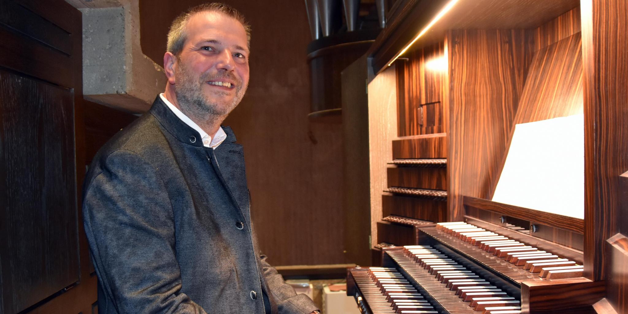 Markus Schaubel an der Mayer-Orgel in der Kirche St. Ludwig in Saarlouis.