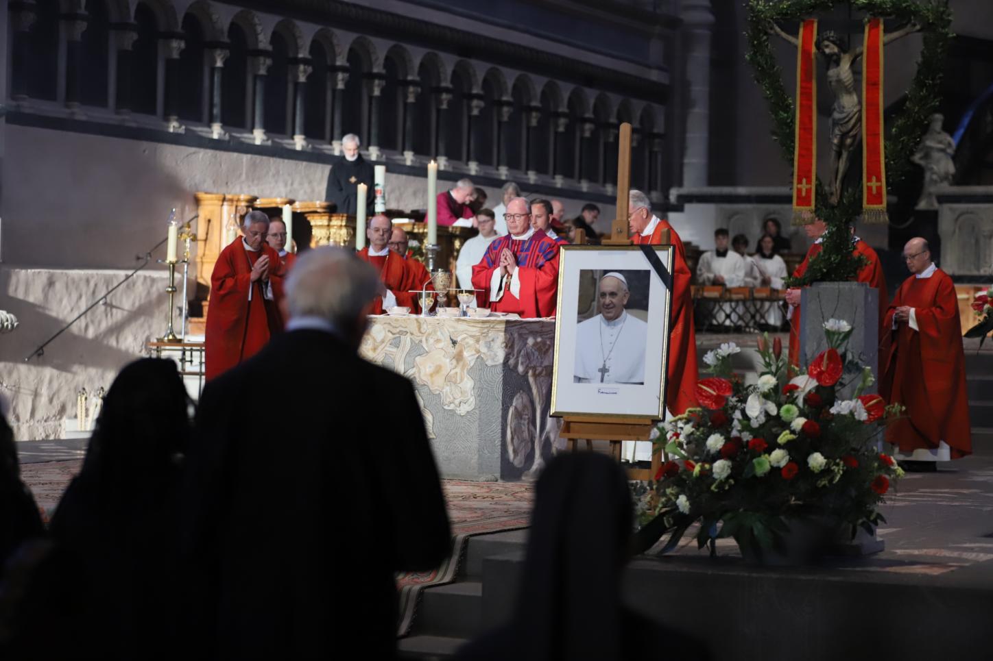 Bischof Ackermann hat ein Requiem für den verstorbenen Papst Franziskus gefeiert.