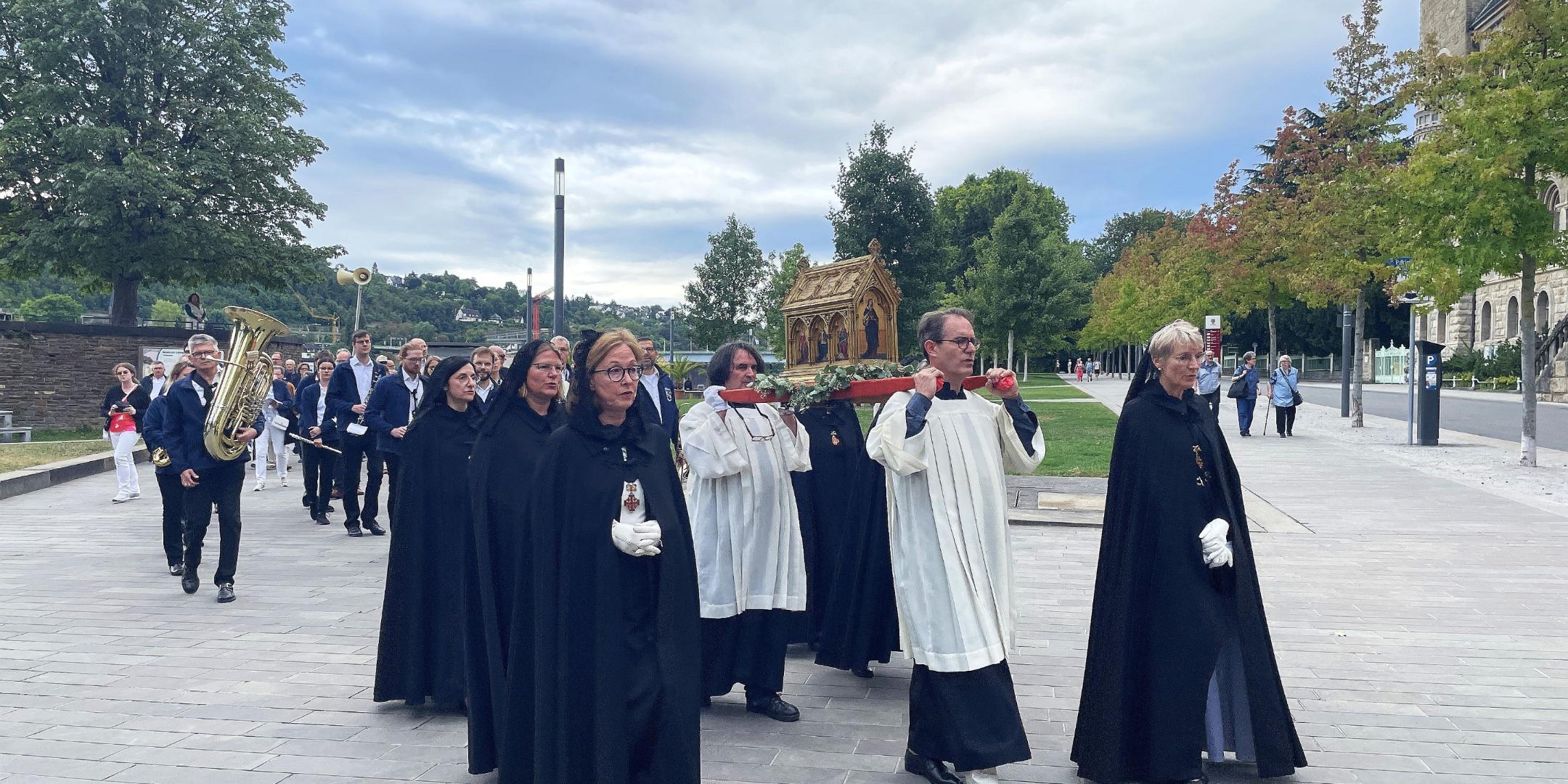 In einer feierlichen Prozession wurde der Rizza-Schrein vom Rhein zur Basilika St. Kastor getragen.